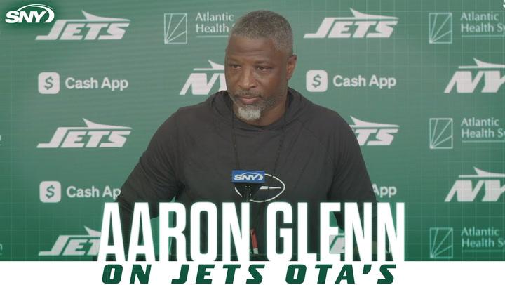 Aaron Glenn at Jets OTAs.