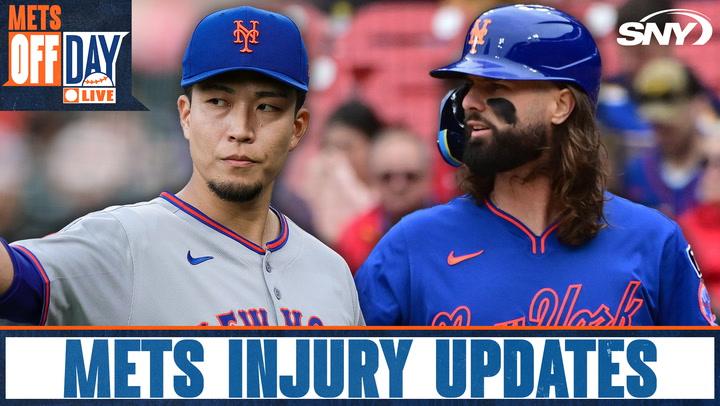 Two Mets players talking.
