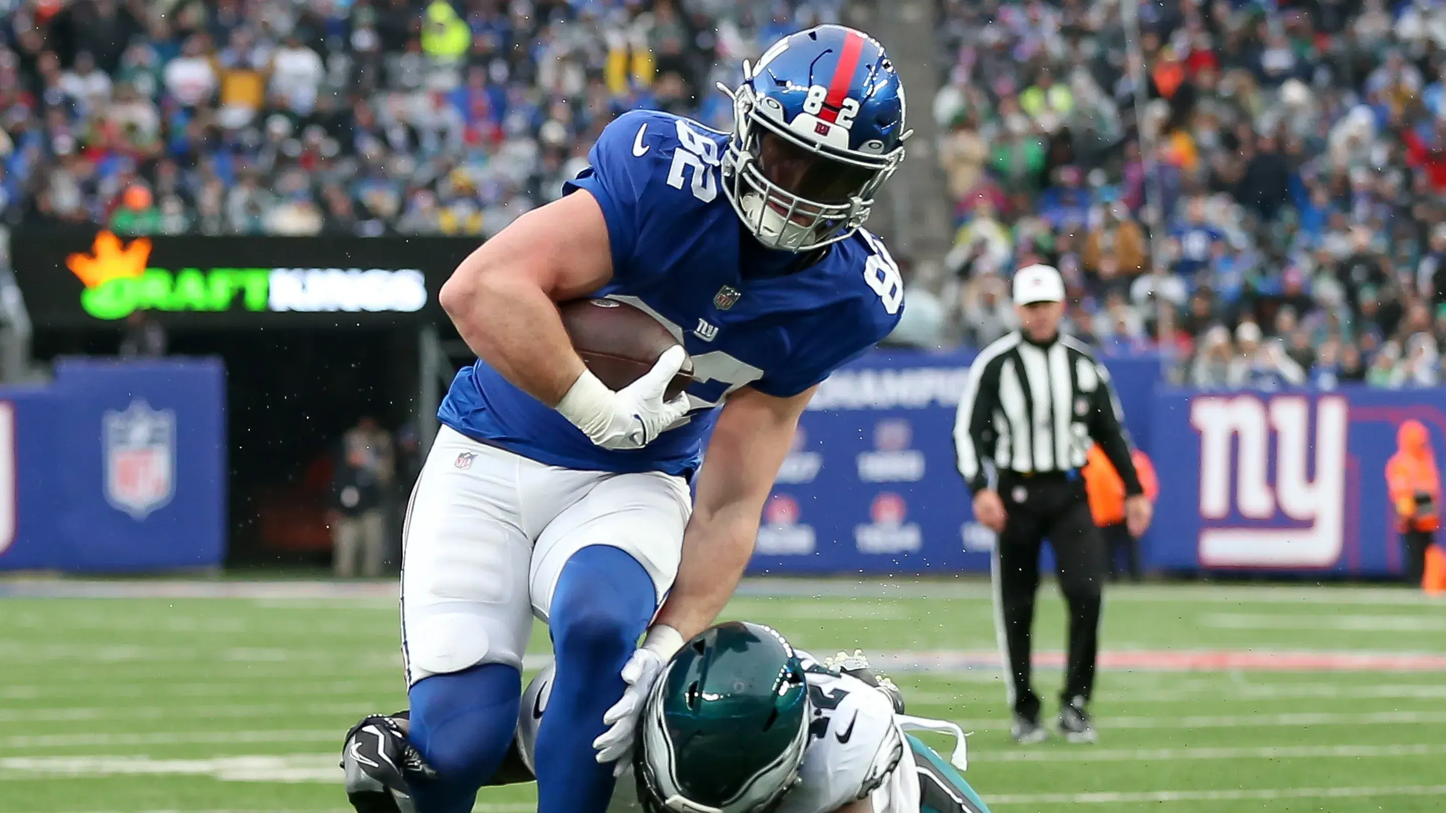 New York Giants tight end Daniel Bellinger (82) is tackled by Philadelphia Eagles safety K'Von Wallace (42) during the second quarter at MetLife Stadium / Tom Horak - USA TODAY Sports