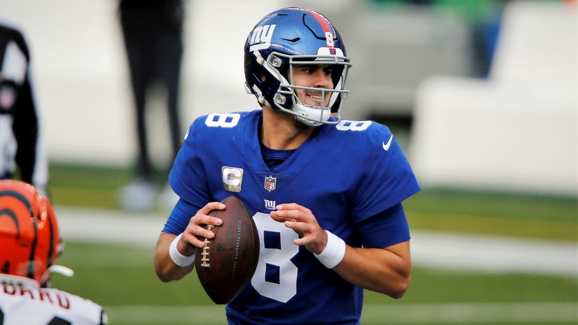 Nov 29, 2020; Cincinnati, Ohio, USA; New York Giants quarterback Daniel Jones (8) looks to throw during the third quarter against the Cincinnati Bengals at Paul Brown Stadium. Mandatory Credit: Joseph Maiorana-USA TODAY Sports / © Joseph Maiorana-USA TODAY Sports