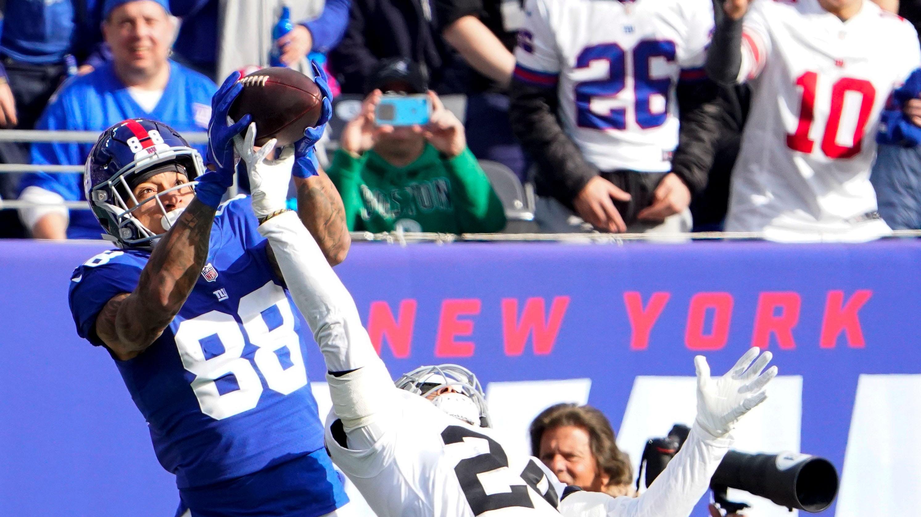 New York Giants tight end Evan Engram (88) makes a touchdown catch over Las Vegas Raiders defensive back Johnathan Abram (24) in the first half at MetLife Stadium on Sunday, Nov. 7, 2021, in East Rutherford. Nyg Vs Lvr