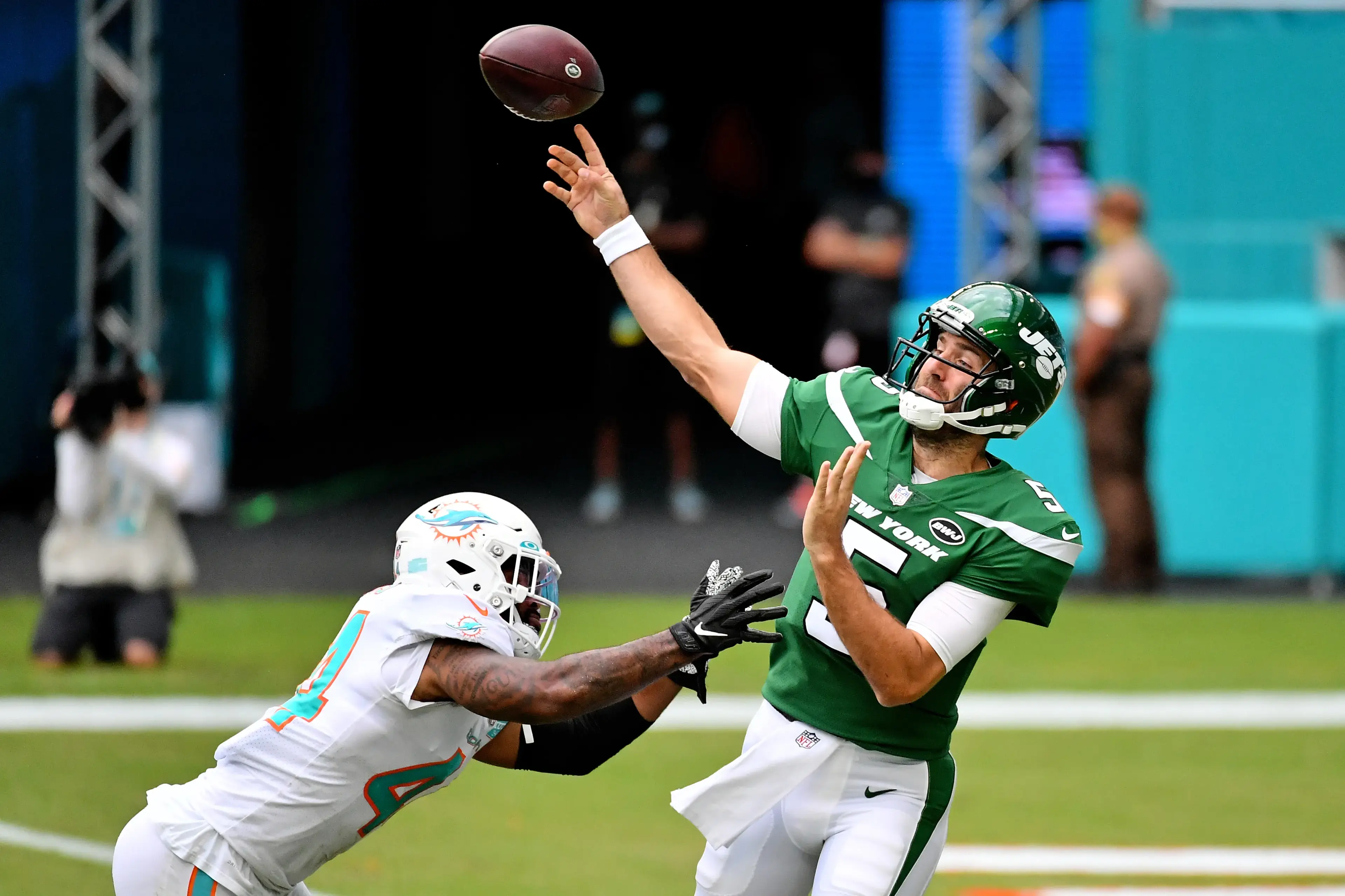 Oct 18, 2020; Miami Gardens, Florida, USA; Miami Dolphins outside linebacker Elandon Roberts (44) pressures New York Jets quarterback Joe Flacco (5) during the first half at Hard Rock Stadium. Mandatory Credit: Jasen Vinlove-USA TODAY Sports / © Jasen Vinlove-USA TODAY Sports