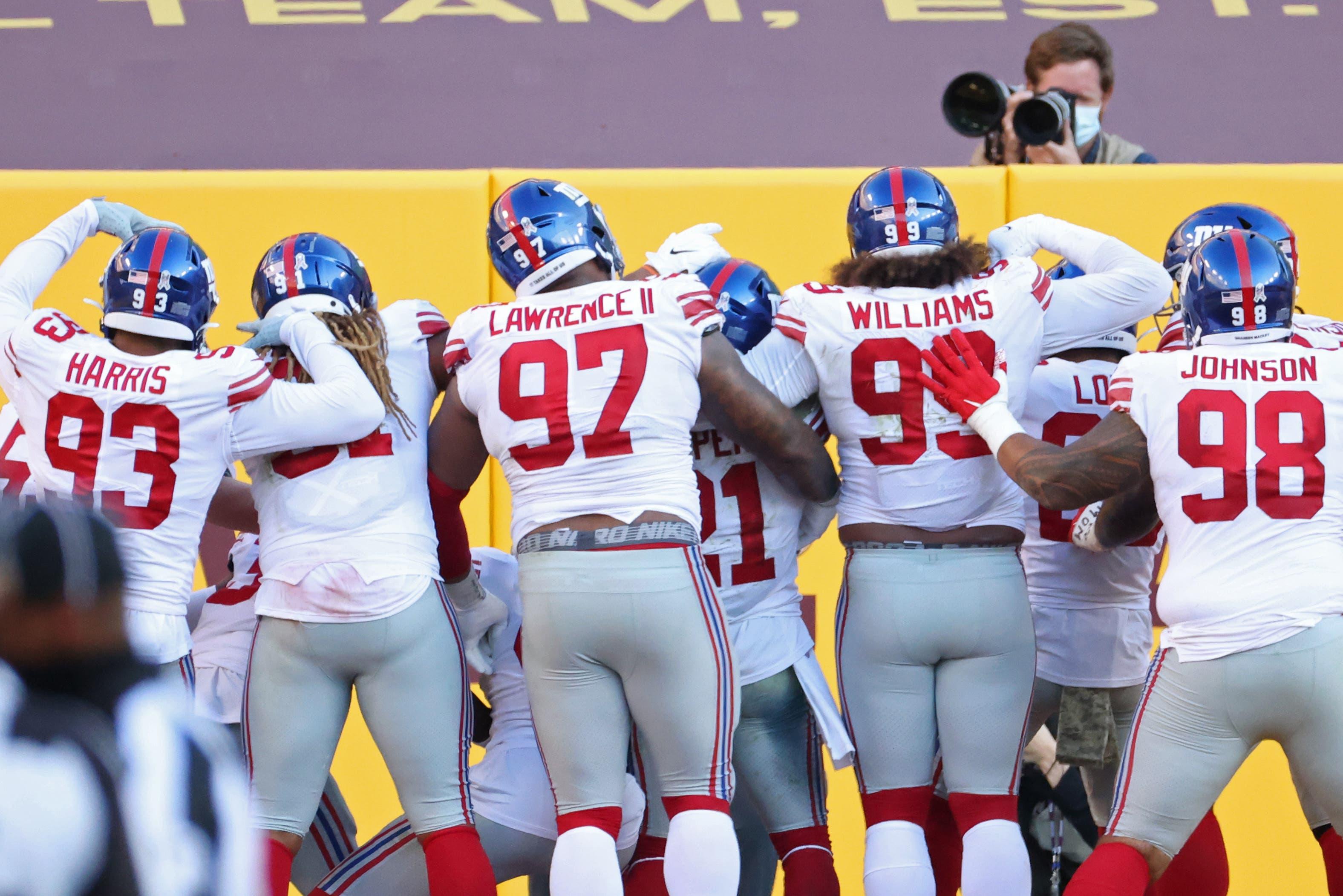 Nov 8, 2020; Landover, Maryland, USA; New York Giants strong safety Jabrill Peppers (21) celebrates with teammates after an interception. Against the Washington Football Team in the fourth quarter at FedExField. / © Geoff Burke-USA TODAY Sports