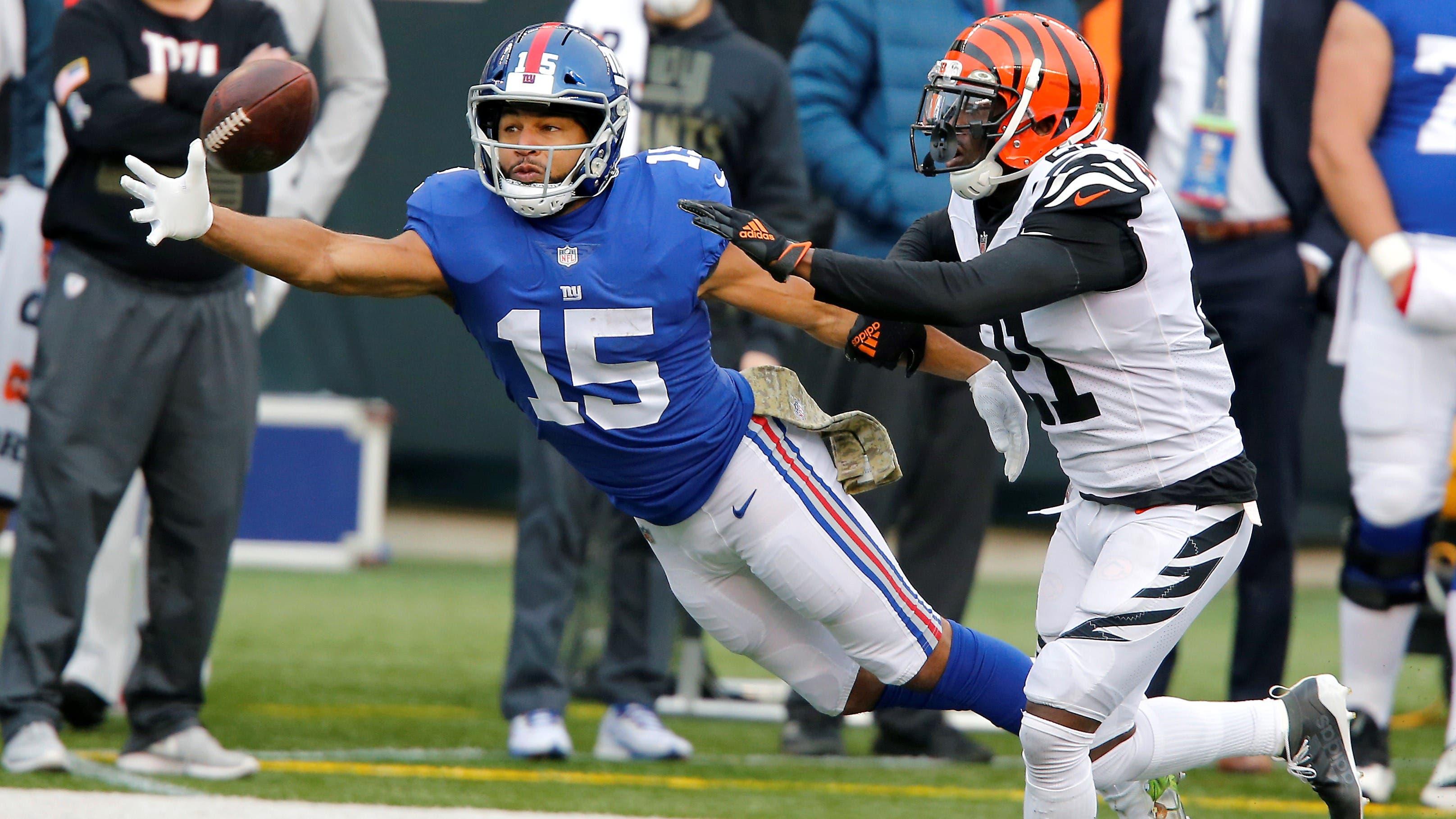 Nov 29, 2020; Cincinnati, Ohio, USA; New York Giants wide receiver Golden Tate (15) dives for the pass as Cincinnati Bengals cornerback Mackensie Alexander (21) defends during the third quarter at Paul Brown Stadium. / Joseph Maiorana-USA TODAY Sports