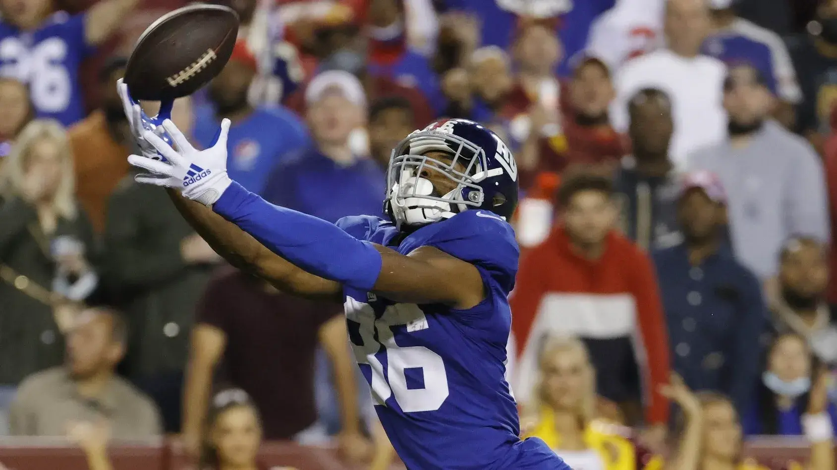 Sep 16, 2021; Landover, Maryland, USA; New York Giants wide receiver Darius Slayton (86) attempts to Catch a touchdown pass against the Washington Football Team in the fourth quarter at FedExField. / Geoff Burke-USA TODAY Sports