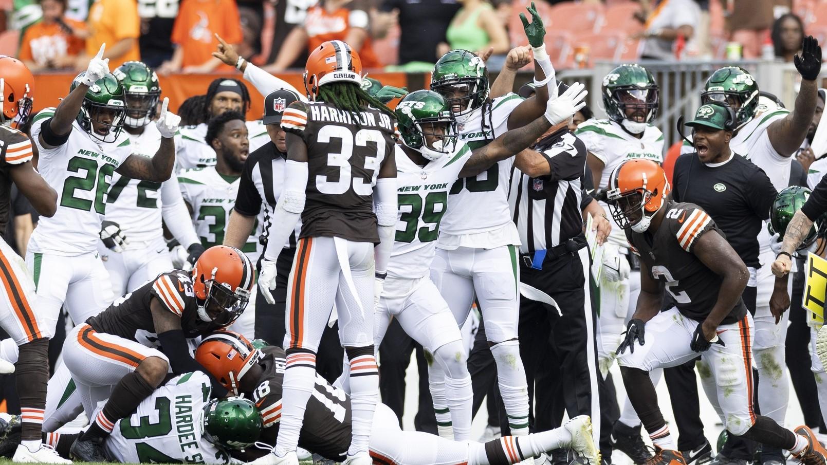 Sep 18, 2022; Cleveland, Ohio, USA; The New York Jets celebrate their on-sides kick recovery against the Cleveland Browns during the fourth quarter at FirstEnergy Stadium.