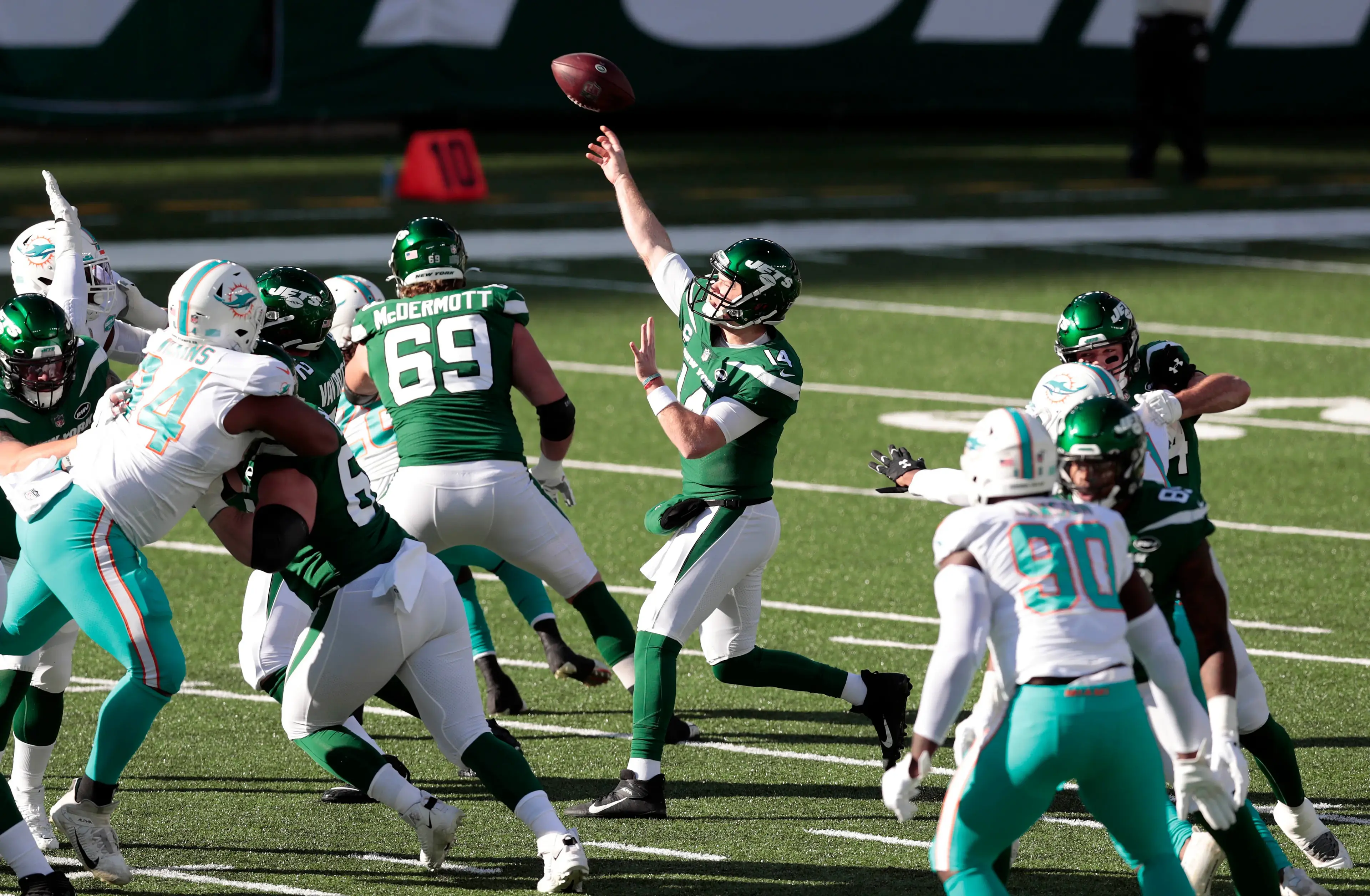 Sam Darnold makes throw against Dolphins / USA TODAY