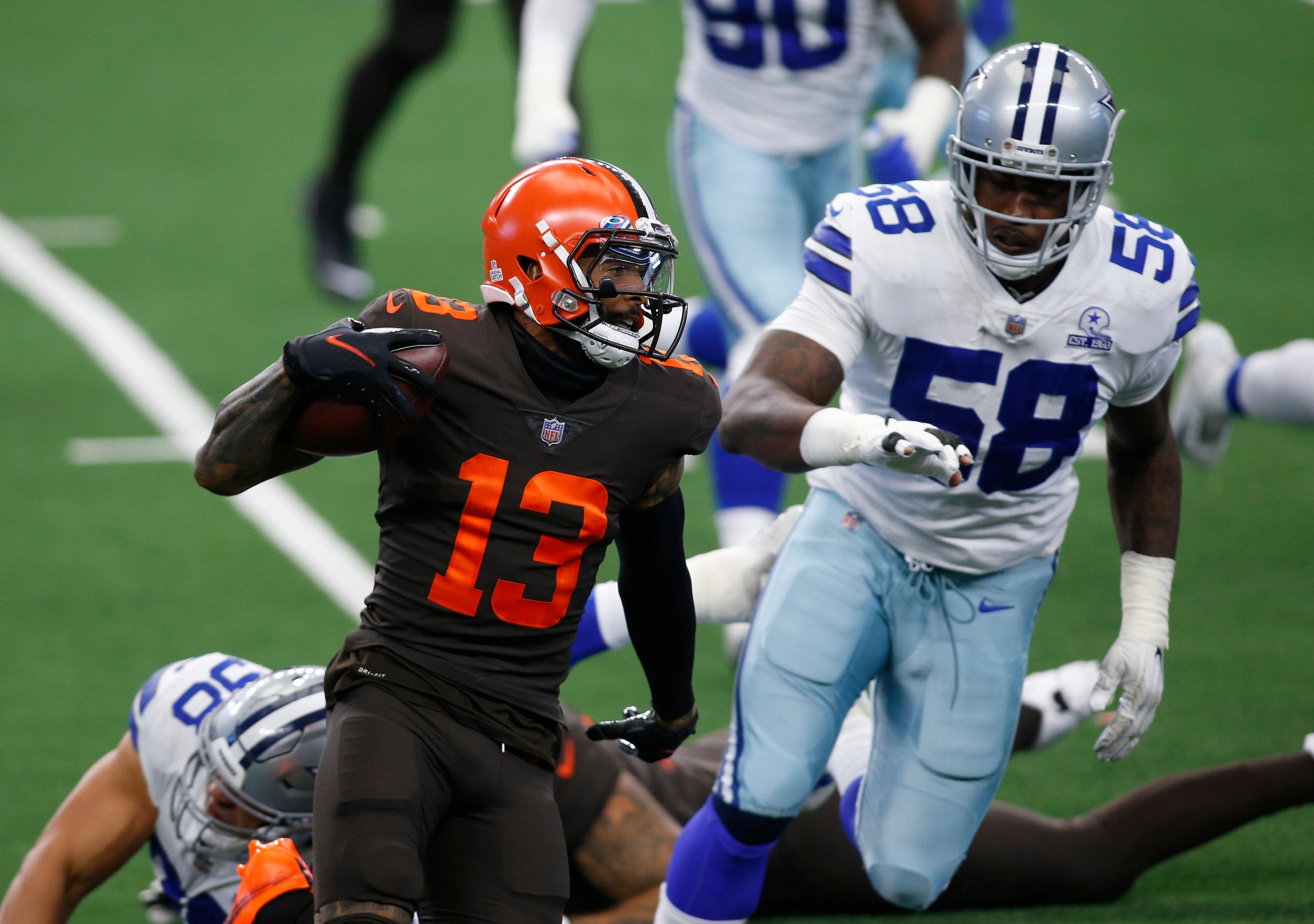 Oct 4, 2020; Arlington, Texas, USA; Cleveland Browns wide receiver Odell Beckham Jr. (13) runs a reverse in the first quarter against the Dallas Cowboys at AT&T Stadium. / © Tim Heitman-USA TODAY Sports