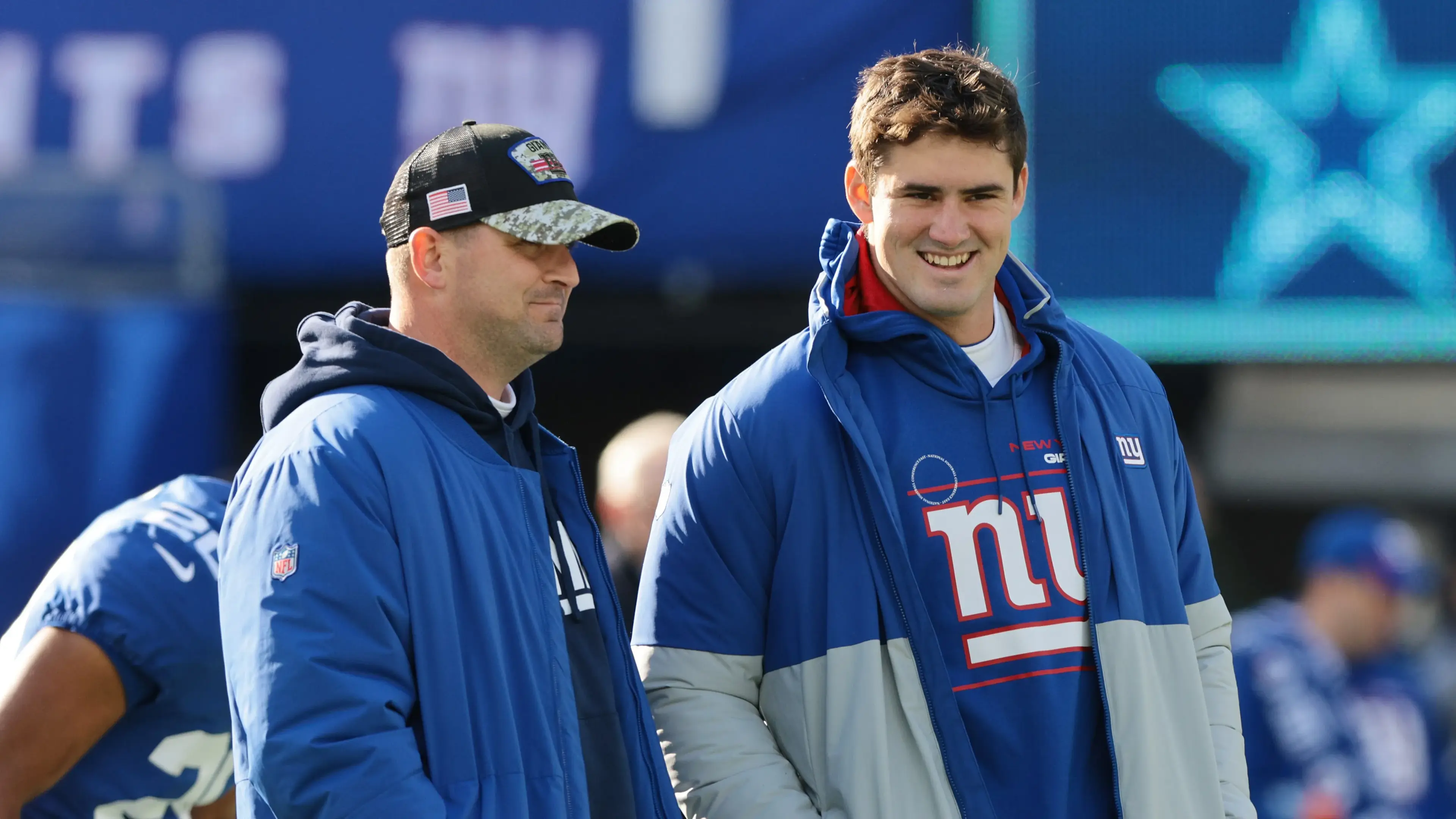 Giants head coach Joe Judge (left) talks with quarterback Daniel Jones (8) before the game against the Dallas Cowboys at MetLife Stadium. / Vincent Carchietta-USA TODAY Sports