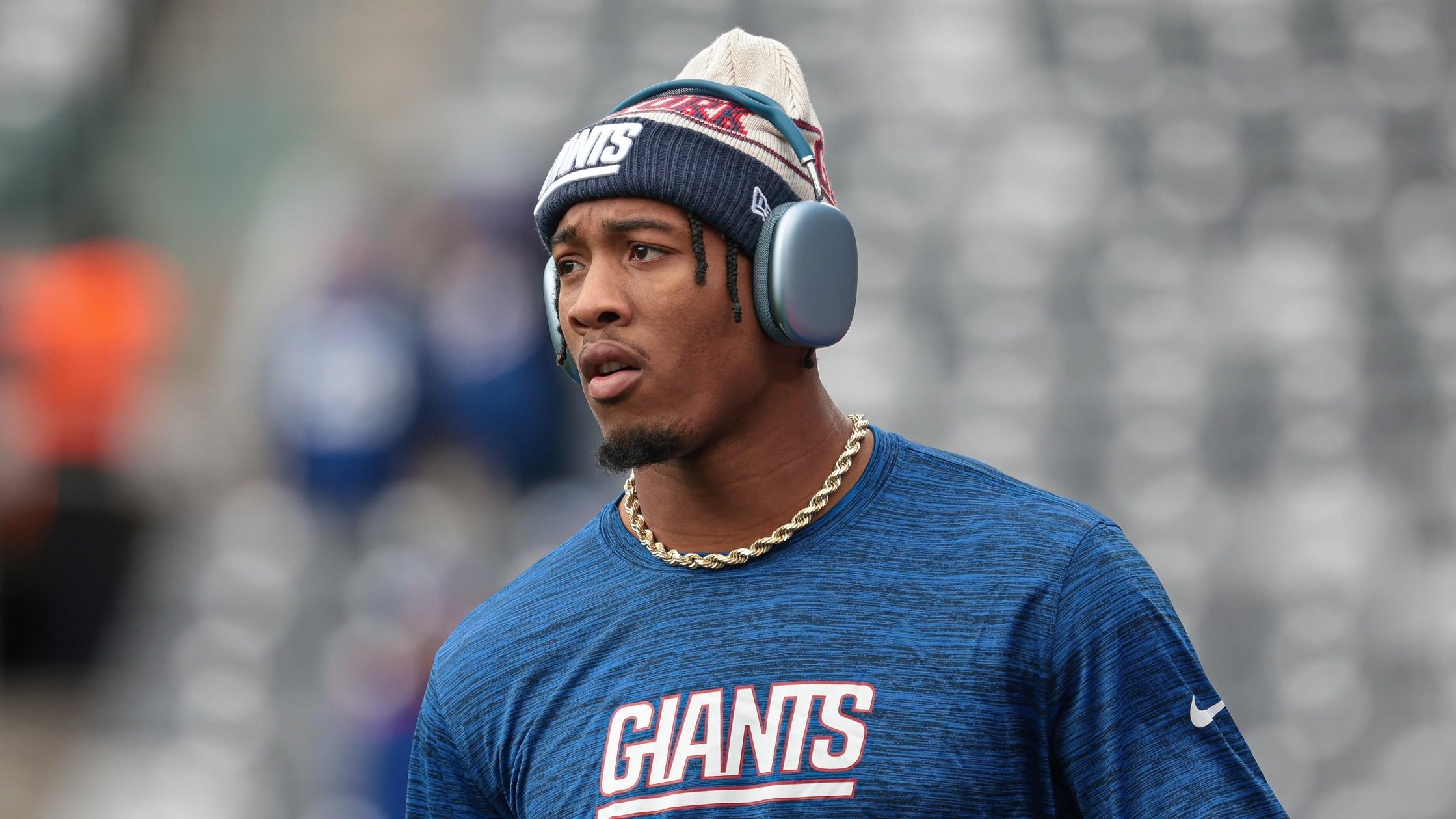 New York Giants safety Isaiah Simmons (19) warms up before the game against the Washington Commanders at MetLife Stadium.