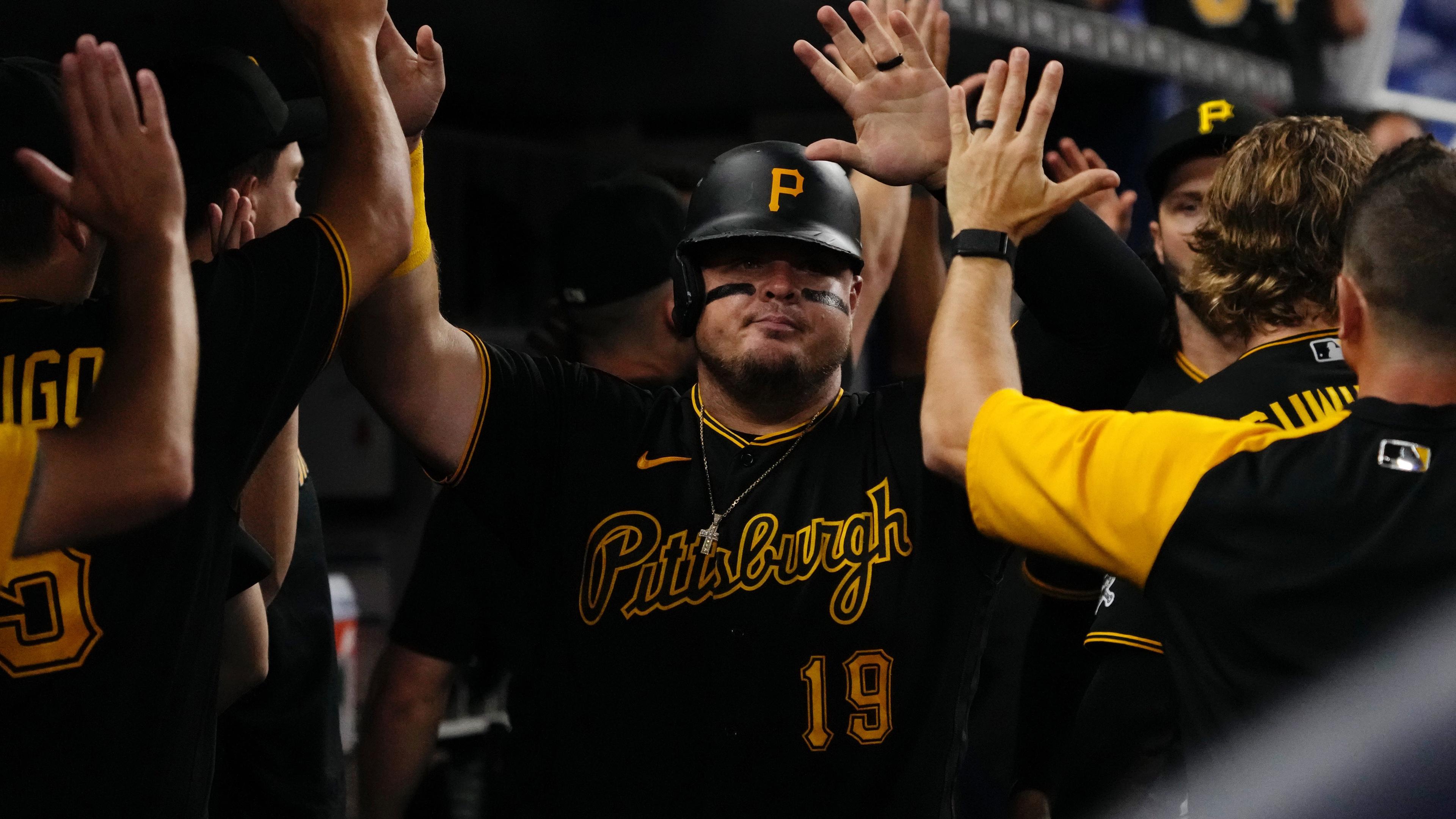 Daniel Vogelbach with Pirates greeted in dugout 2022