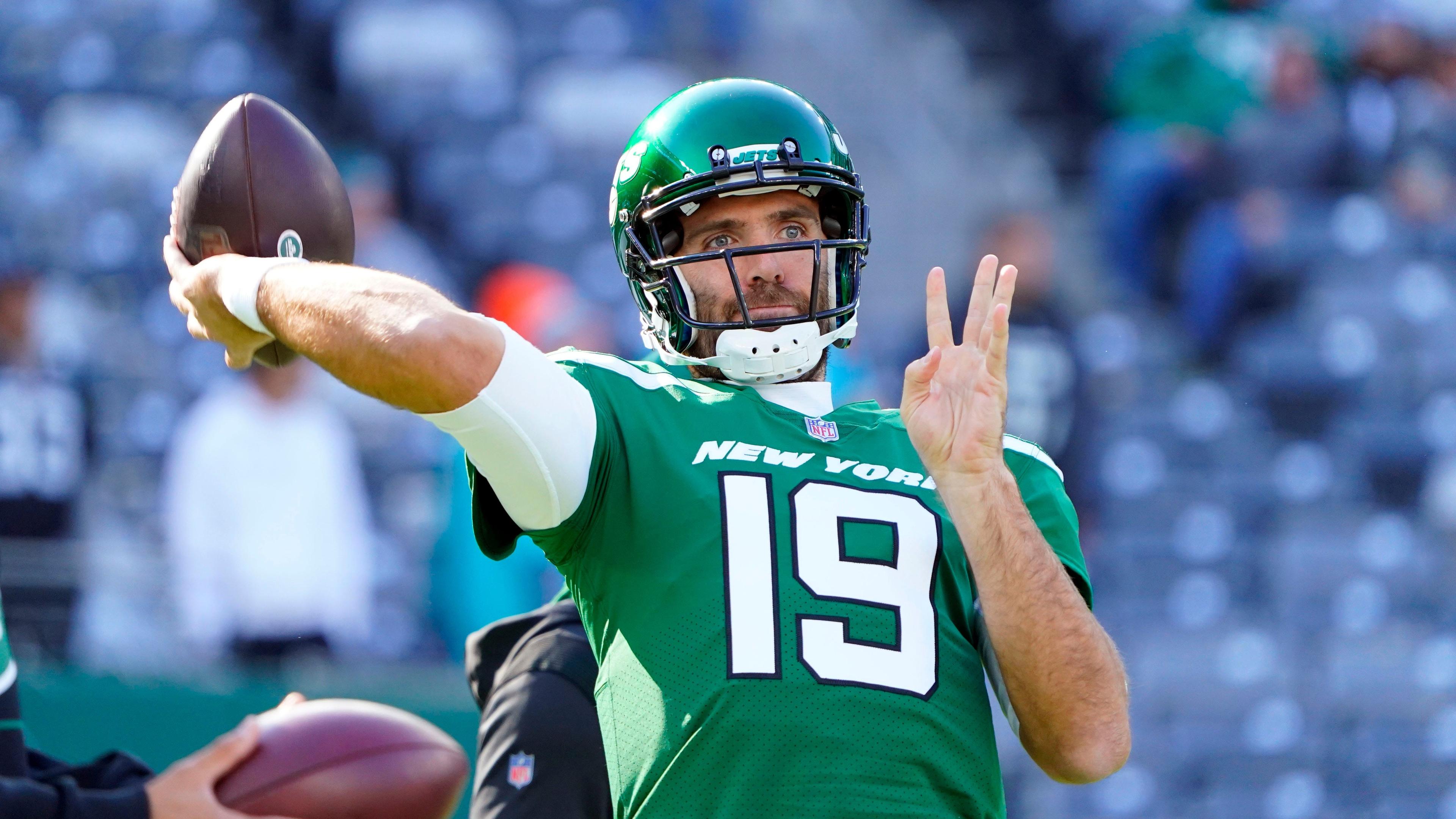 New York Jets quarterback Joe Flacco (19) throws during warmups before facing the Miami Dolphins at MetLife Stadium on Sunday, Nov. 21, 2021.