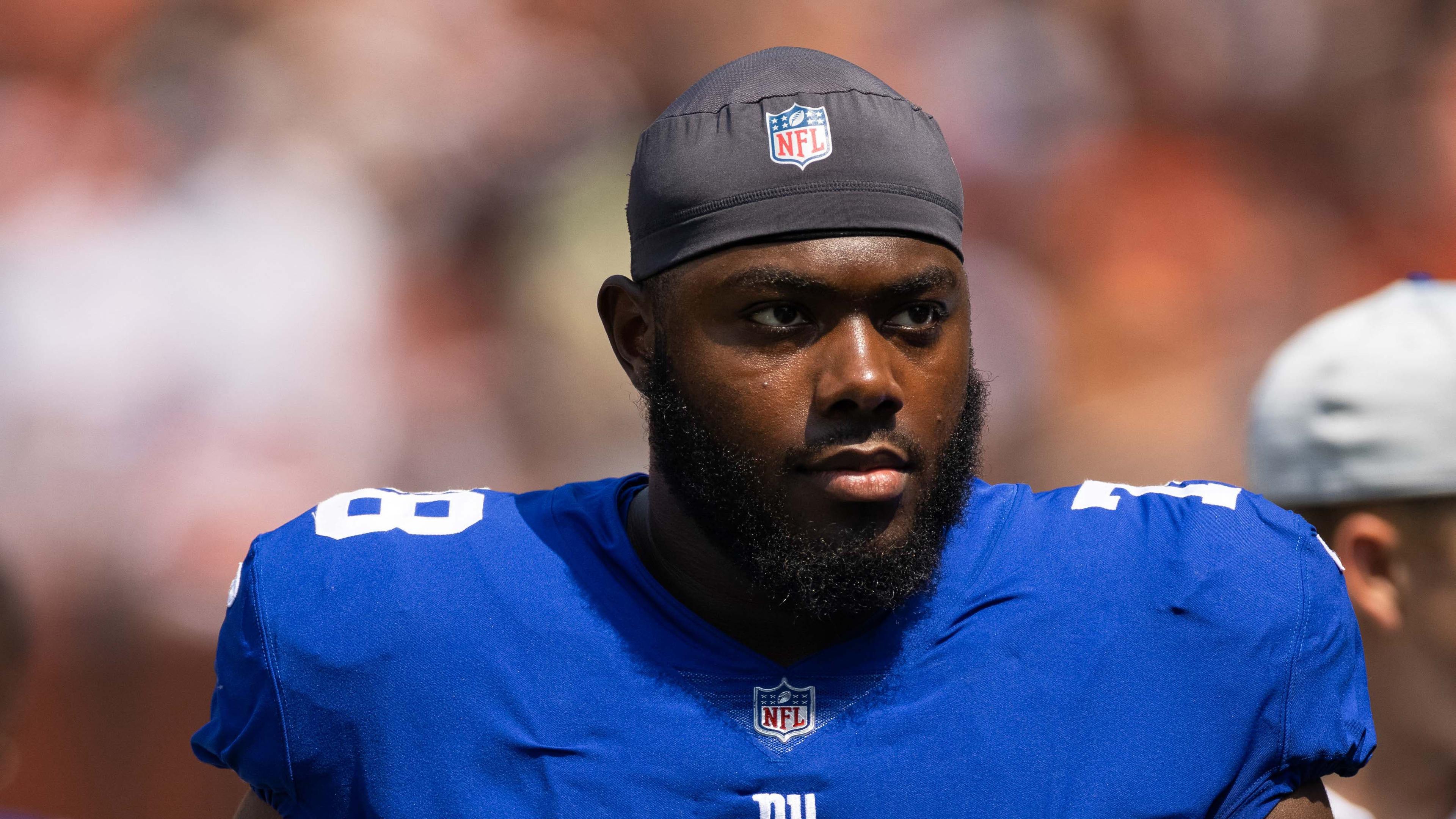 New York Giants offensive tackle Andrew Thomas (78) walks back to the locker room at the end of the second quarter against the Cleveland Browns at FirstEnergy Stadium. / Scott Galvin - USA TODAY Sports