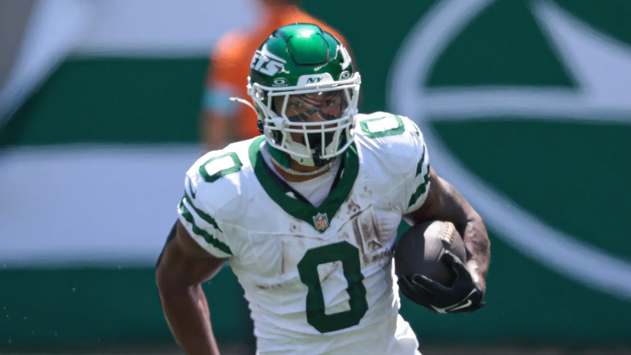 Aug 10, 2024; East Rutherford, New Jersey, USA; New York Jets running back Braelon Allen (0) carries the ball during the first half against the Washington Commanders at MetLife Stadium. Mandatory Credit: Vincent Carchietta-USA TODAY Sports / © Vincent Carchietta-USA TODAY Sports