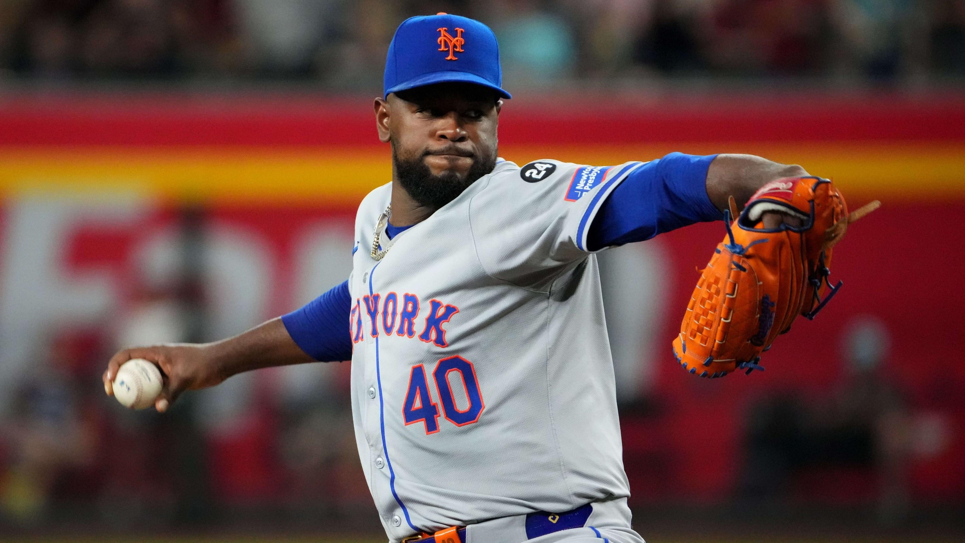 Aug 28, 2024; Phoenix, Arizona, USA; New York Mets pitcher Luis Severino (40) pitches against the Arizona Diamondbacks during the third inning at Chase Field. 