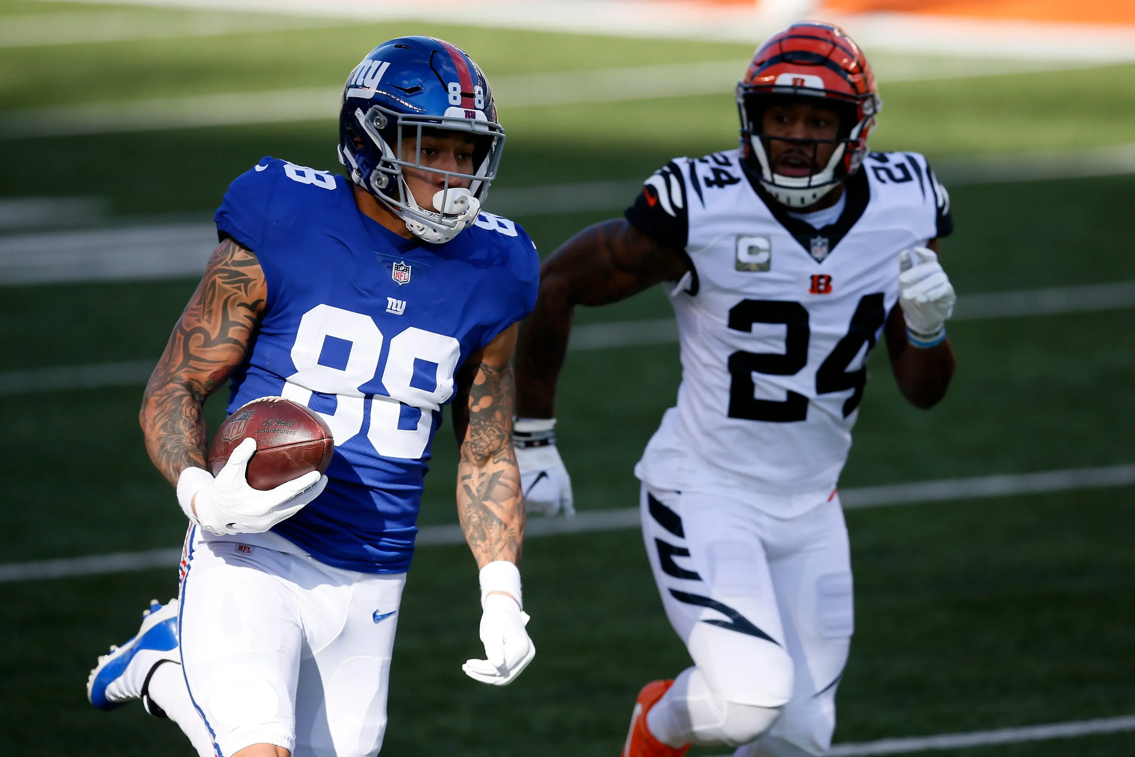 New York Giants tight end Evan Engram (88) carries a deep pass down the sideline in the first quarter of the NFL Week 12 game between the Cincinnati Bengals and the New York Giants at Paul Brown Stadium in Cincinnati on Sunday, Nov. 29, 2020. / © Sam Greene via Imagn Content Services, LLC