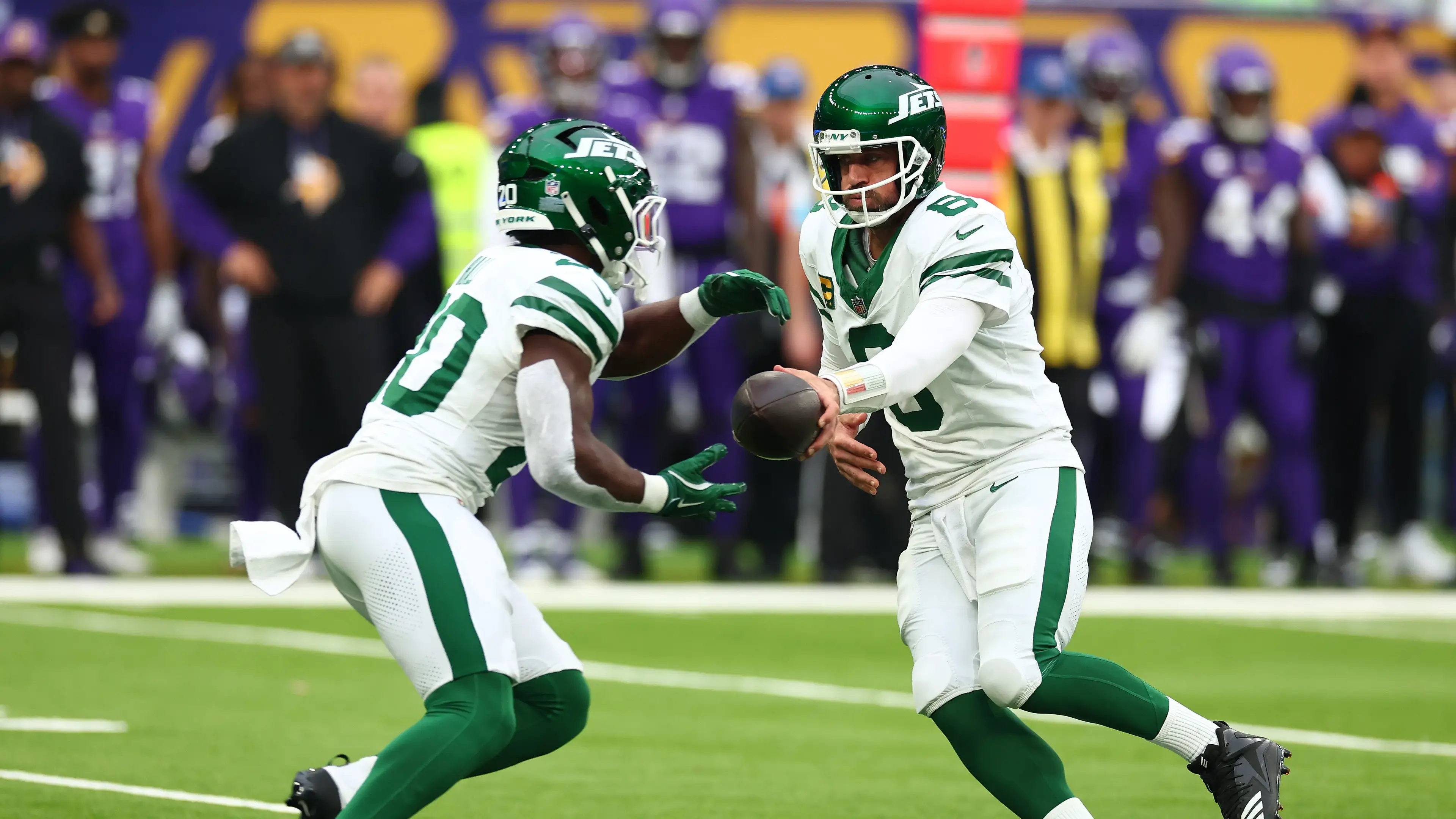 Oct 6, 2024; Tottenham, ENG; New York Jets Quarterback Aaron Rodgers (8) hands the ball off to Running Back Breece Hall (20) in the 1st Quarter against Minnesota Vikings at Tottenham Hotspur Stadium. Mandatory Credit: Shaun Brooks-Imagn Images / © Shaun Brooks-Imagn Images