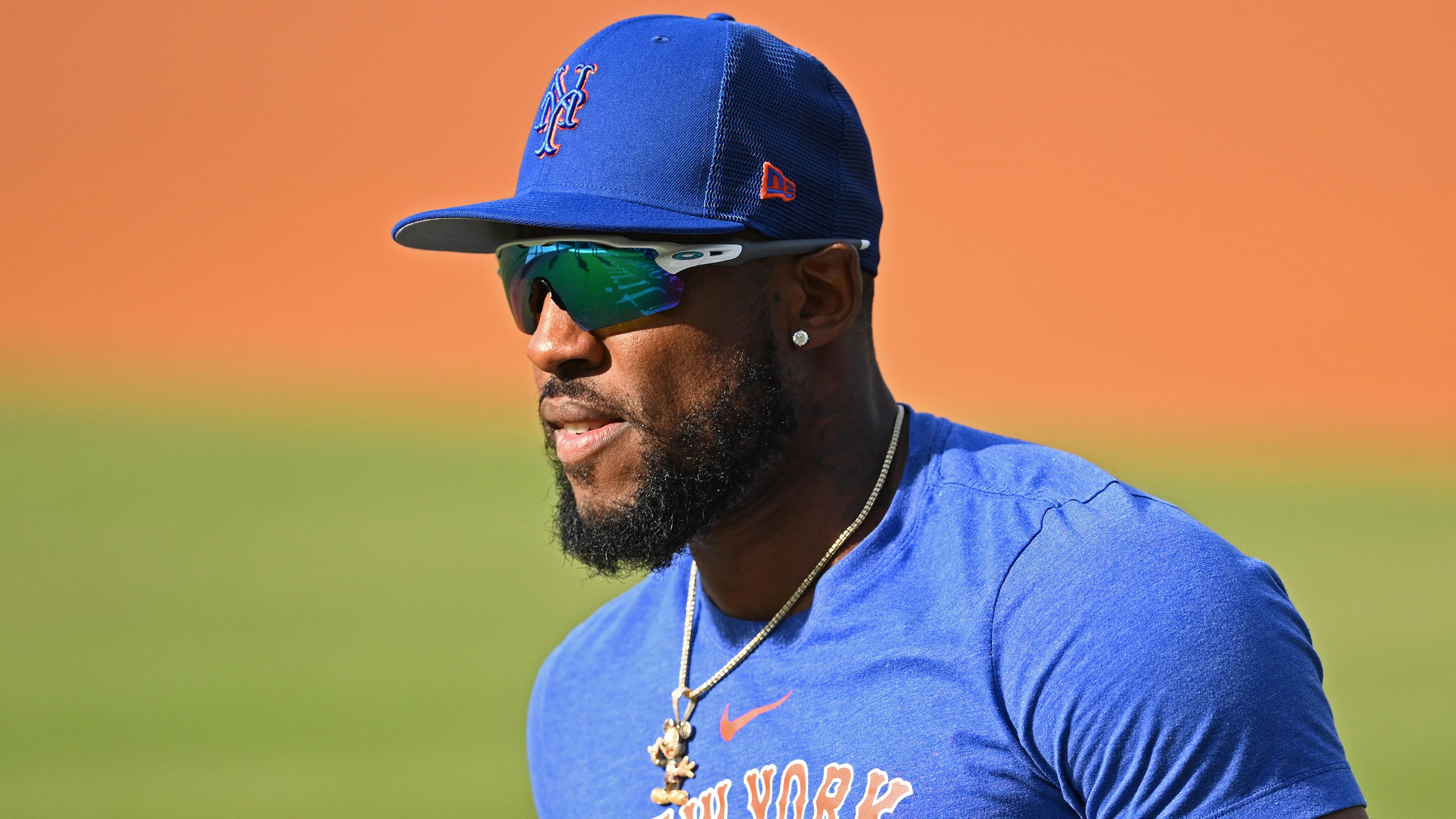 New York Mets right fielder Starling Marte (6) warms up prior to the game against the Los Angeles Dodgers at Dodger Stadium