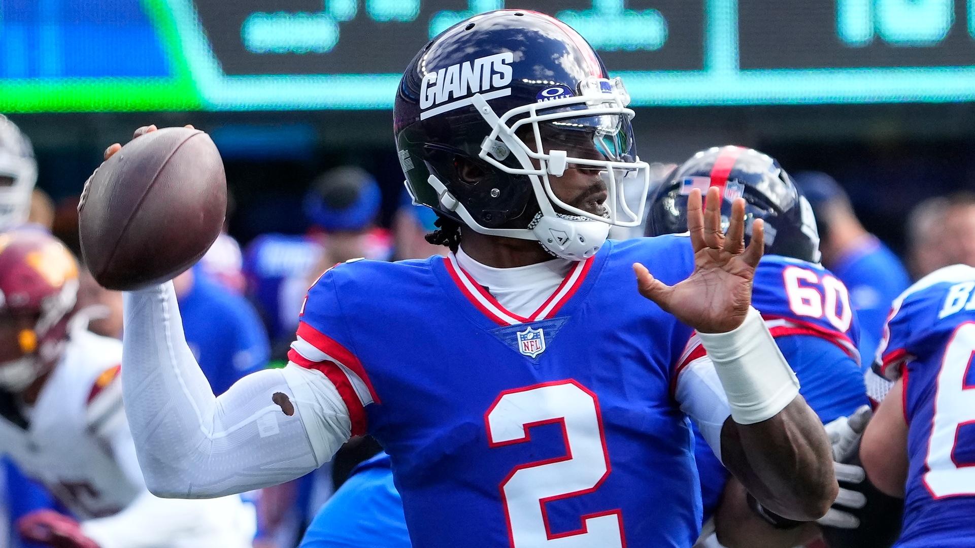 New York Giants quarterback Tyrod Taylor (2) throws against the Washington Commanders at MetLife Stadium