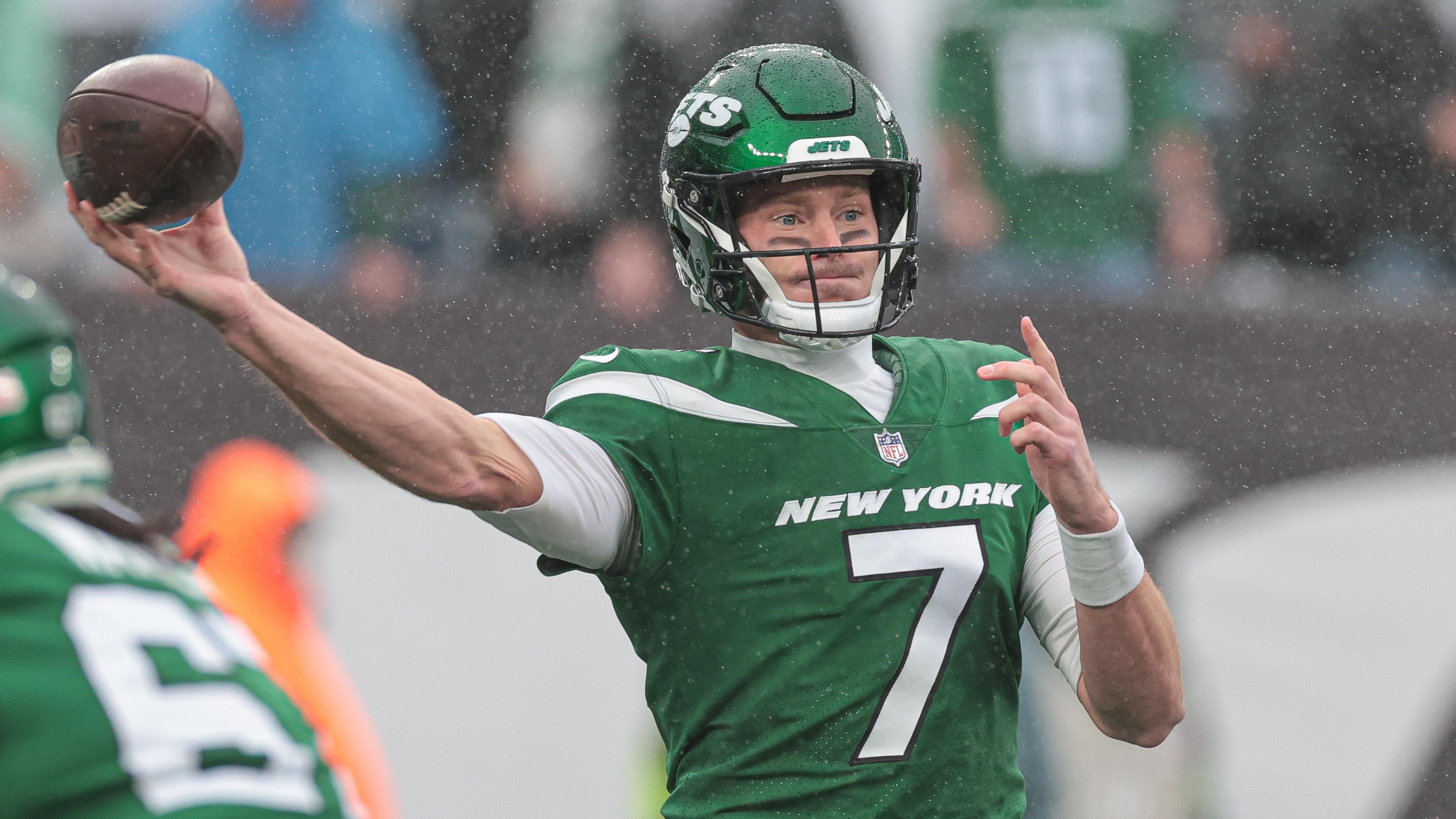 New York Jets quarterback Tim Boyle (7) throws the ball during the first quarter against the Atlanta Falcons at MetLife Stadium