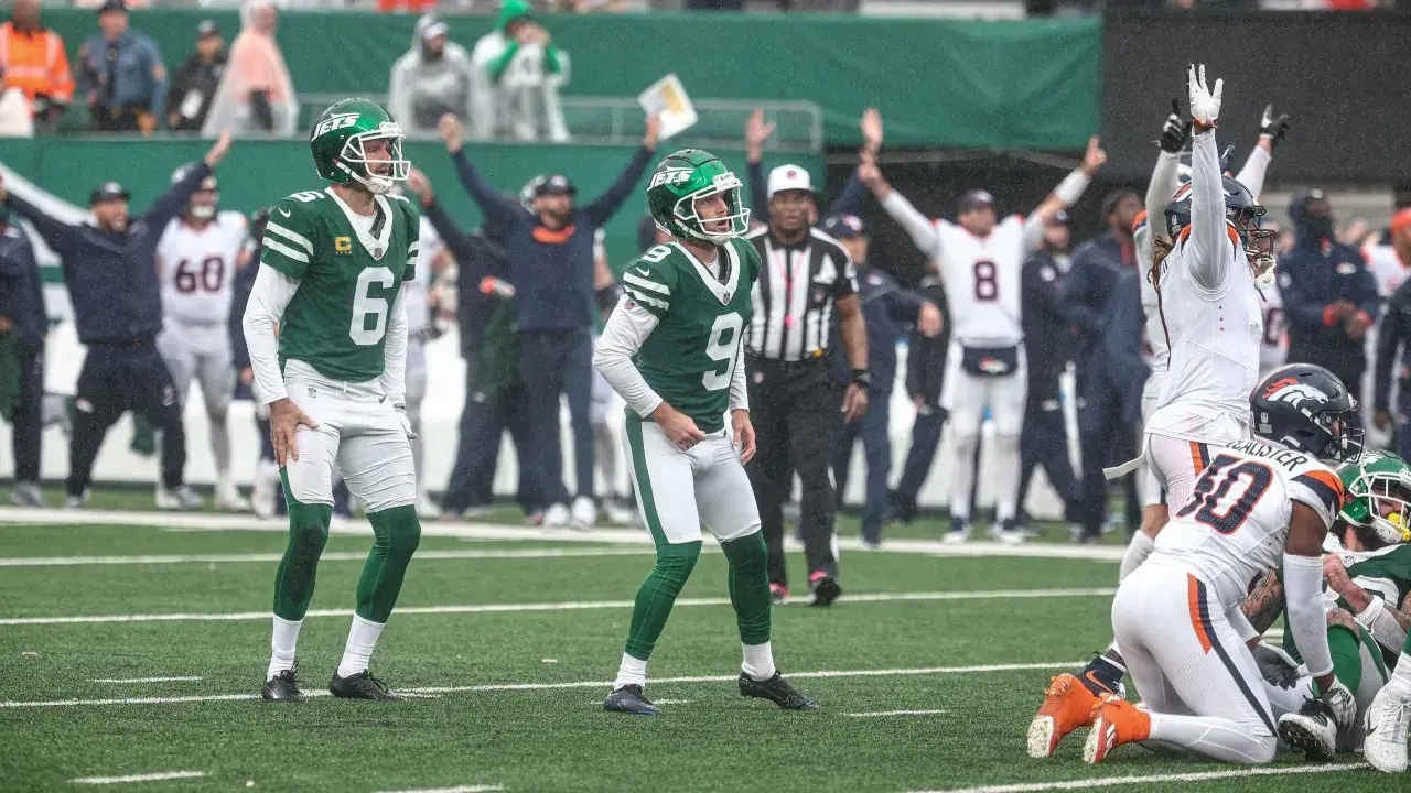 New York Jets place kicker Greg Zuerlein (9) missed a fourth quarter field goal against the Denver Broncos at MetLife Stadium. / Vincent Carchietta-Imagn Images