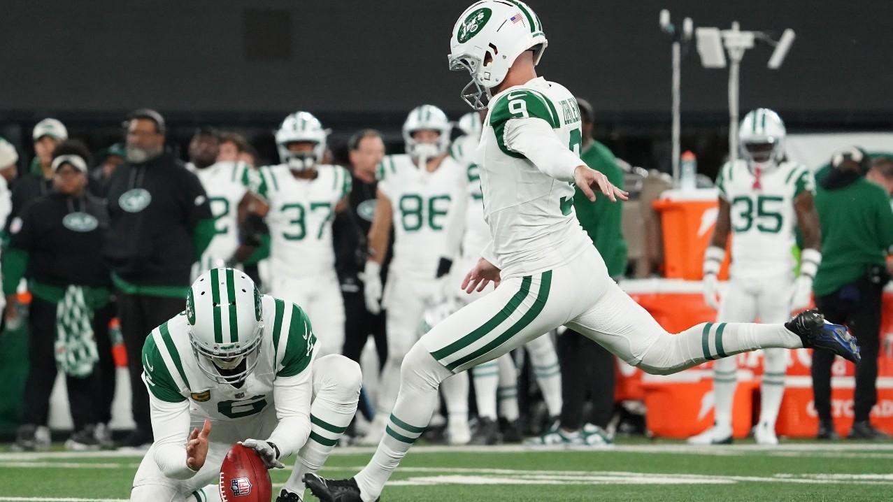 New York Jets kicker Greg Zuerlein (9) misses a field goal during the second half against the Buffalo Bills at MetLife Stadium. 