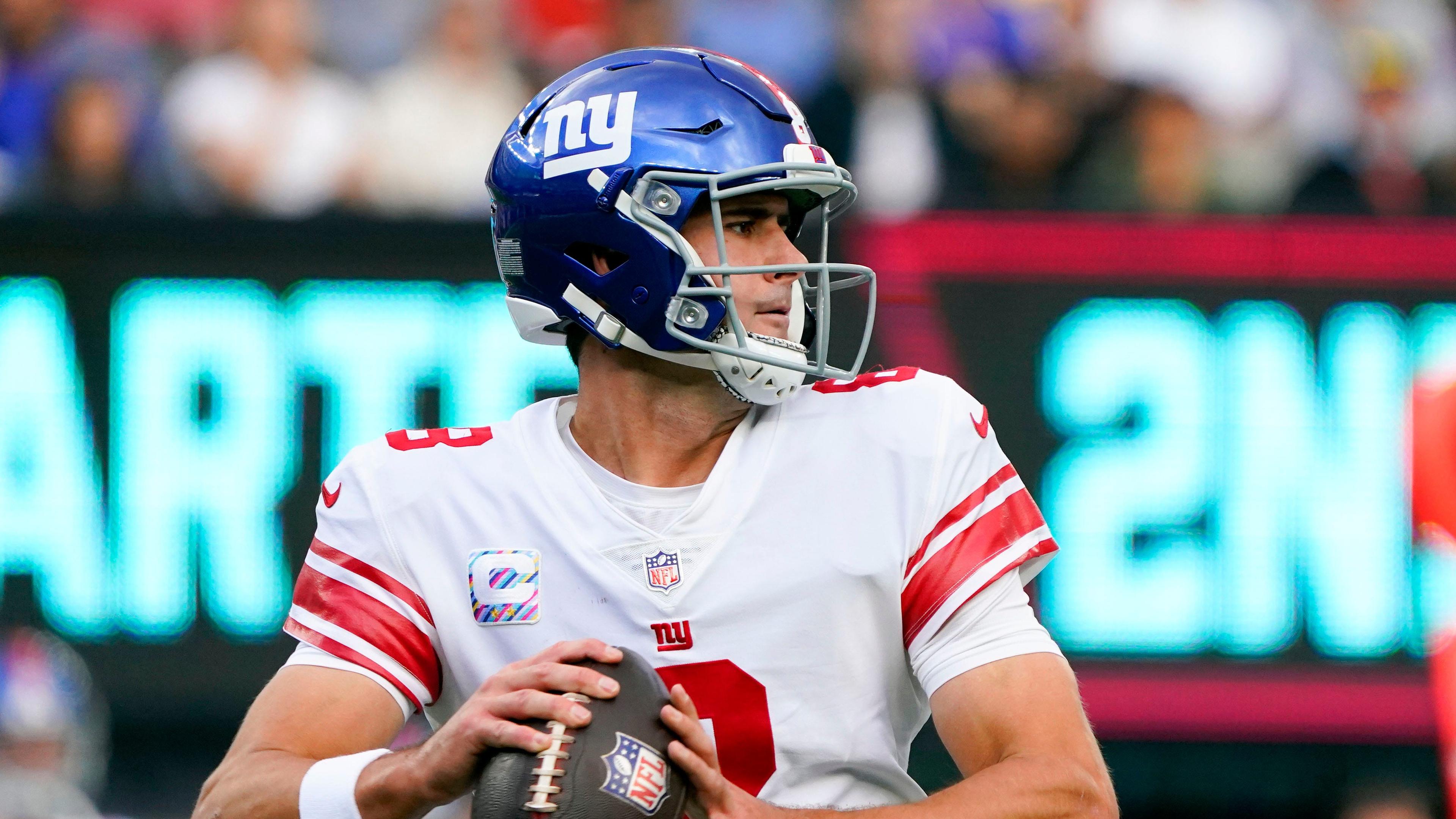 New York Giants quarterback Daniel Jones (8) looks to throw in the first half. The Giants fall to the Rams, 38-11, at MetLife Stadium on Sunday, Oct. 17, 2021, in East Rutherford