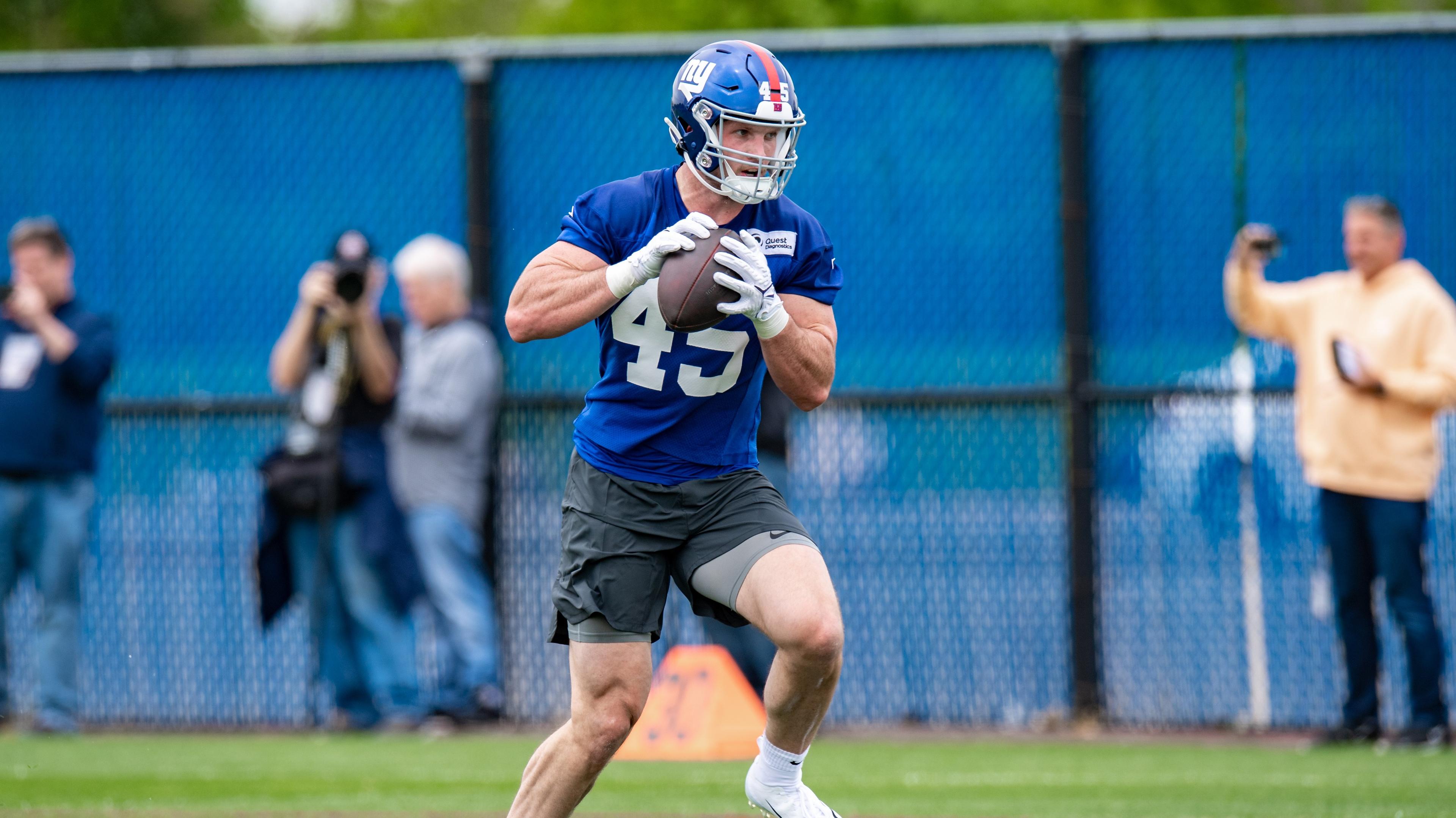 New York Giants tight end Daniel Bellinger (45) practices a drill during rookie camp at Quest Diagnostics Training Center.