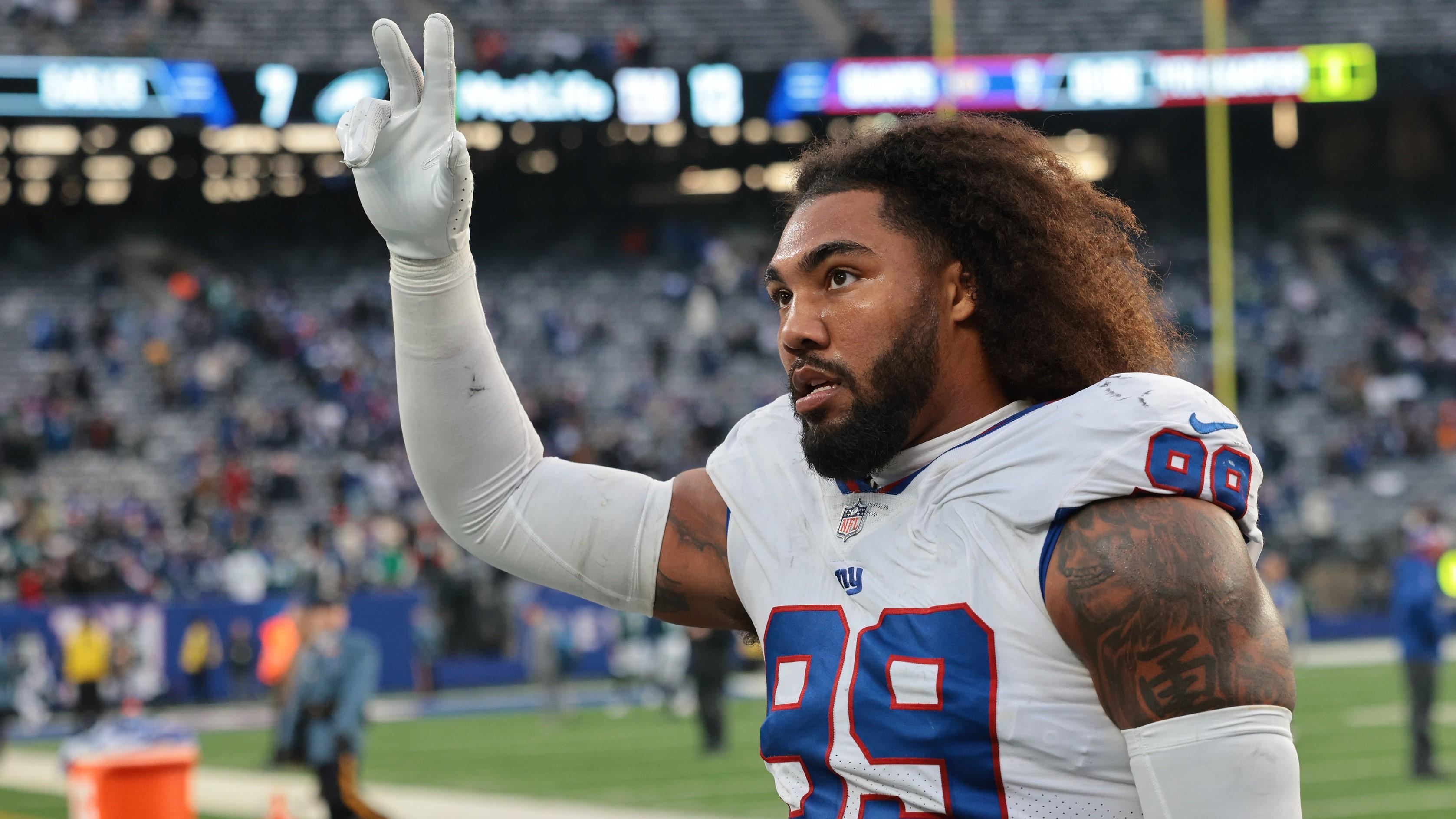 Nov 28, 2021; East Rutherford, New Jersey, USA; New York Giants defensive end Leonard Williams (99) waves to fans after the game against the Philadelphia Eagles at MetLife Stadium.