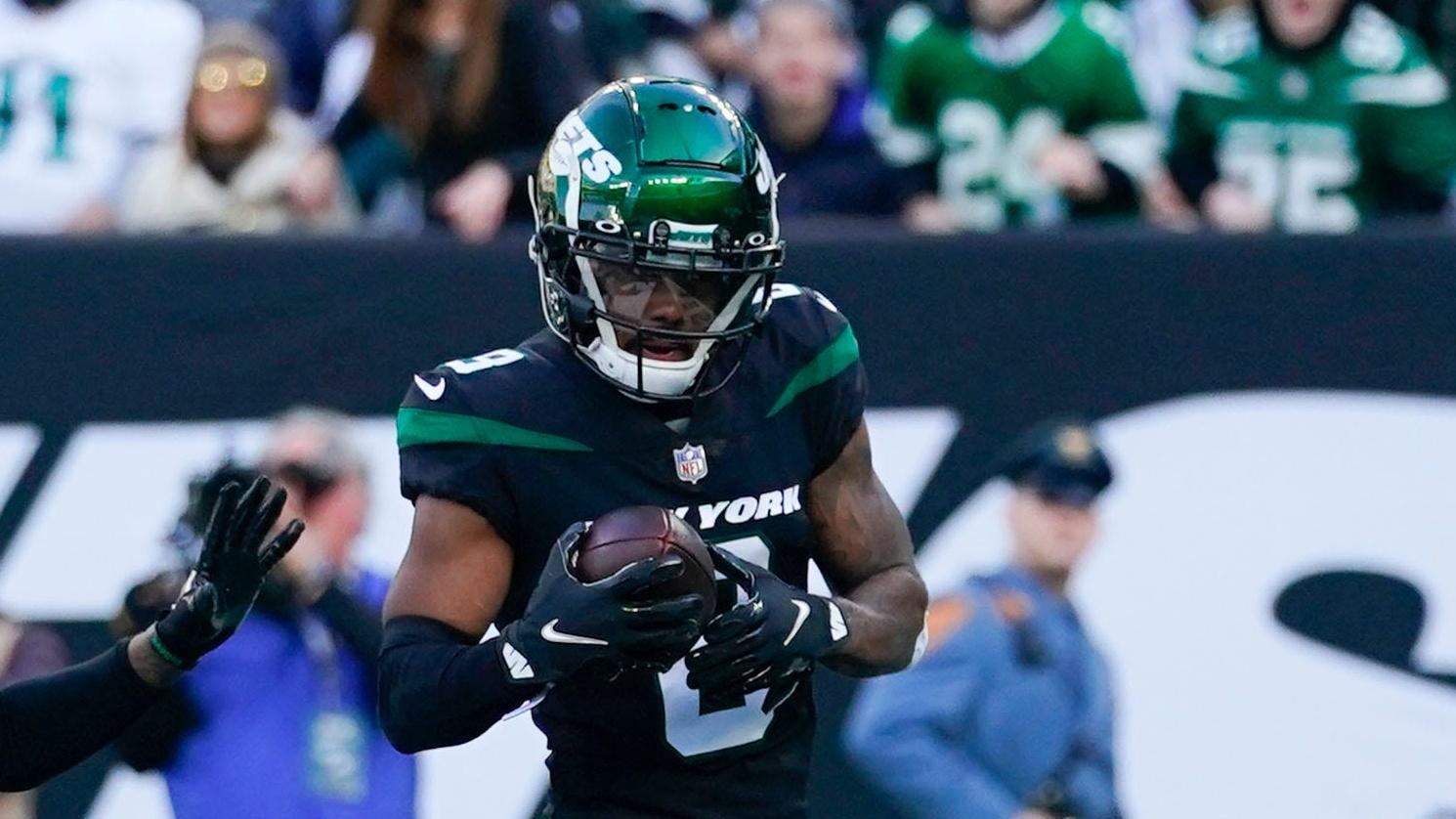 New York Jets wide receiver Elijah Moore (8) makes a touchdown catch over Philadelphia Eagles cornerback Steven Nelson (3) in the first half at MetLife Stadium on Sunday, Dec. 5, 2021, in East Rutherford.