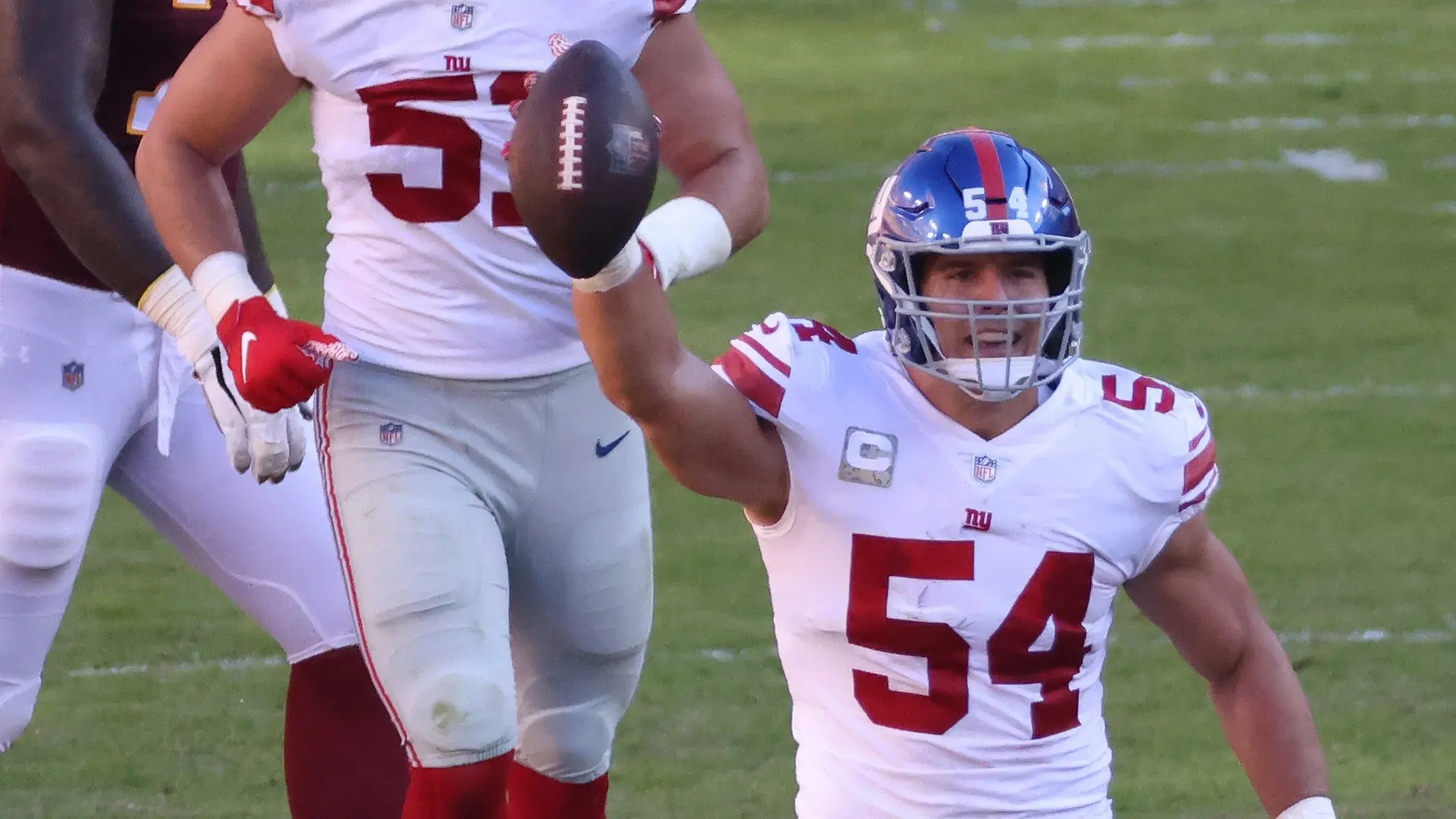 Blake Martinez celebrates after interception vs. Washington / USA TODAY