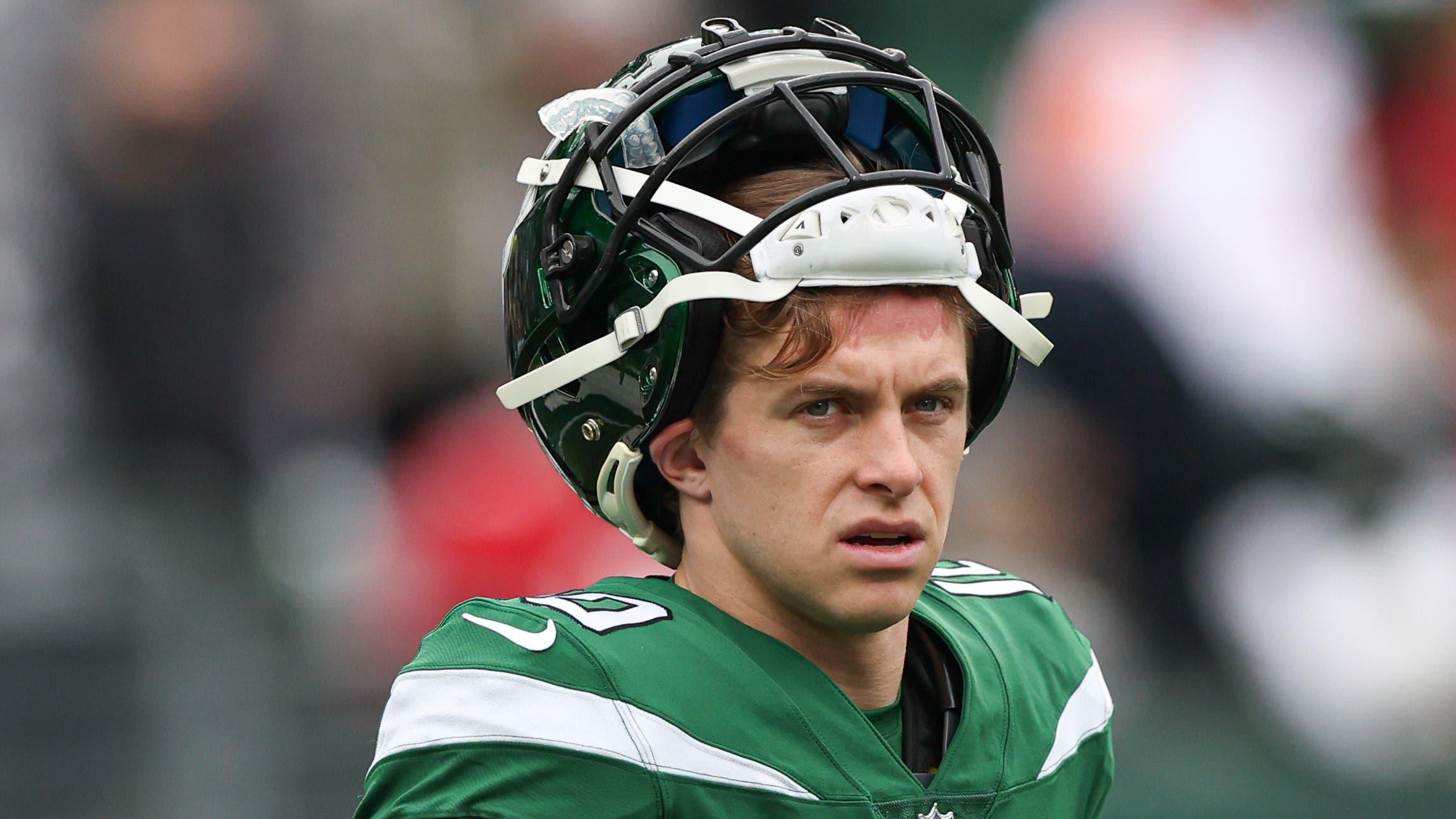 Jan 2, 2022; East Rutherford, New Jersey, USA; New York Jets wide receiver Braxton Berrios (10) looks on before the game against the Tampa Bay Buccaneers at MetLife Stadium. Mandatory Credit: Vincent Carchietta-USA TODAY Sports / Vincent Carchietta-USA TODAY Sports