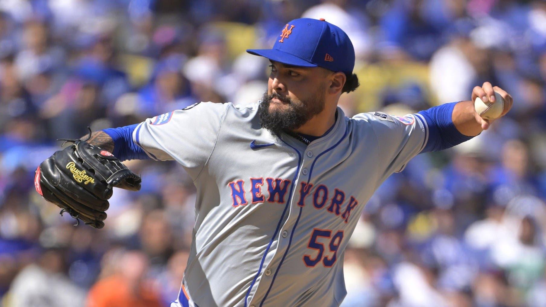 New York Mets pitcher Sean Manaea (59) pitches against the Los Angeles Dodgers in the first inning during game two of the NLCS for the 2024 MLB Playoffs at Dodger Stadium.