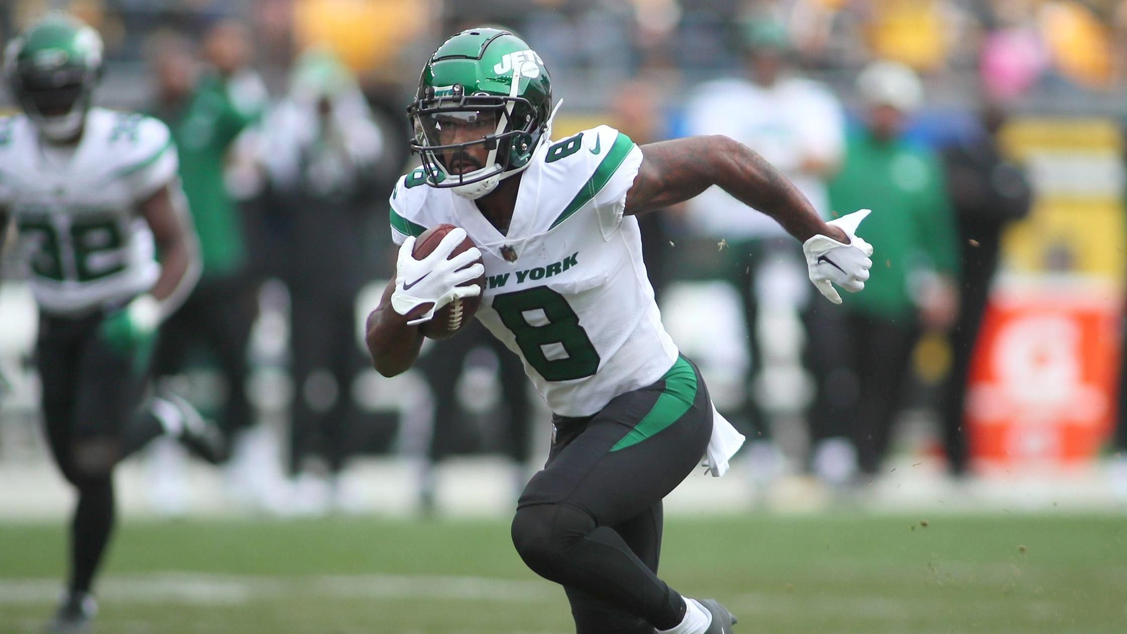 Elijah Moore (8) of the New York Jets sprints downfield during the first half against the Pittsburgh Steelers at Acrisure Stadium in Pittsburgh, PA on October 2, 2022. Pittsburgh Steelers Vs New York Jets Week 4