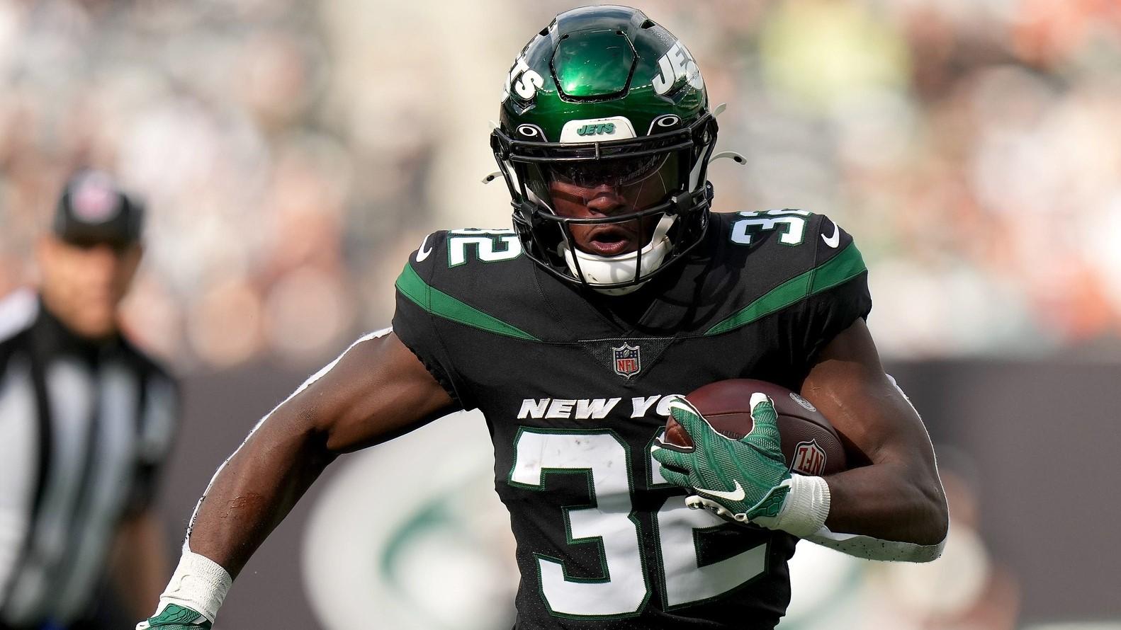 New York Jets running back Michael Carter (32) carries the ball on a touchdown run in the first quarter during a Week 8 NFL football game against the Cincinnati Bengals, Sunday, Oct. 31, 2021, at MetLife Stadium in East Rutherford, N.J.