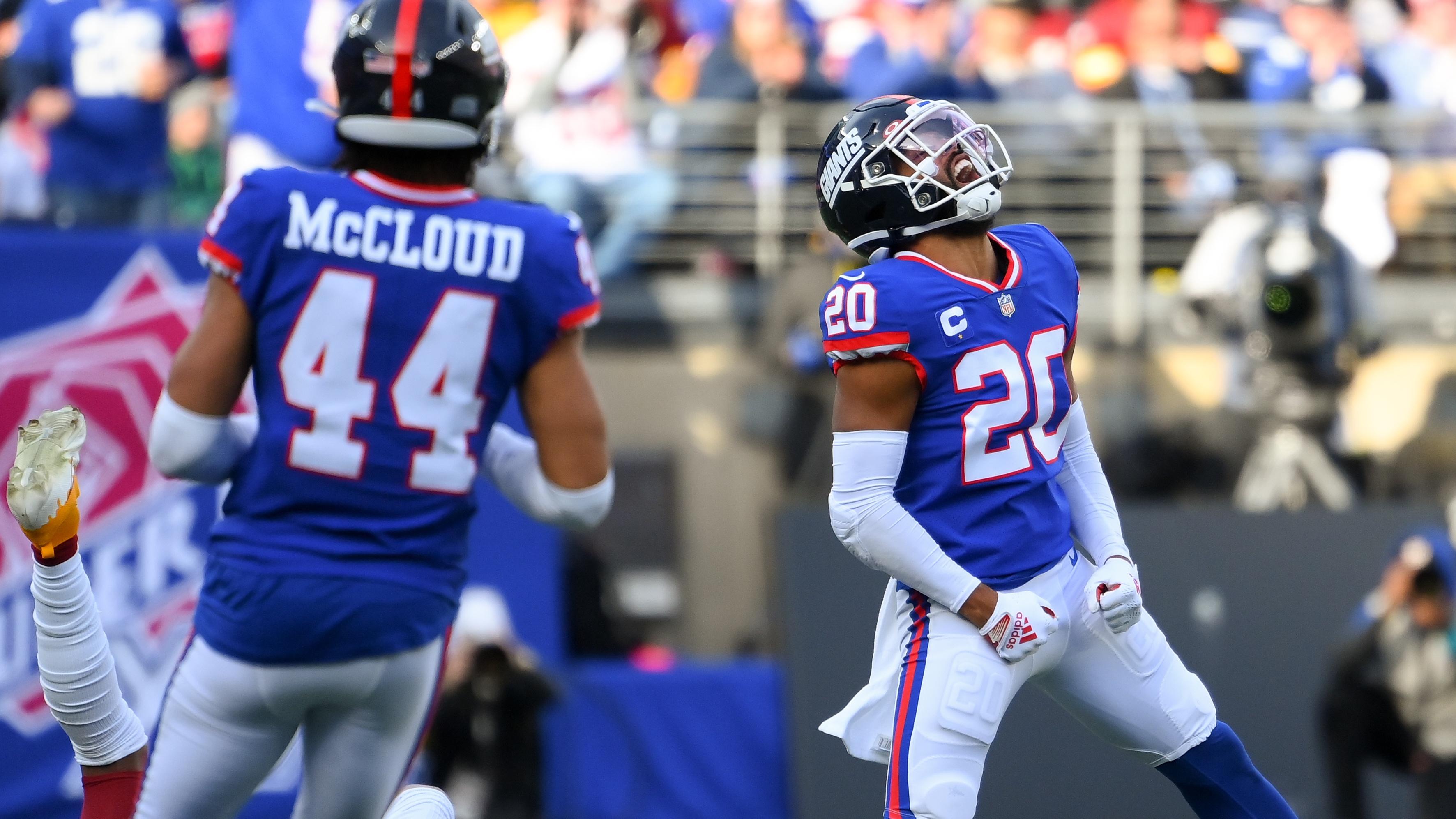 East Rutherford, New Jersey, USA; New York Giants safety Julian Love (20) reacts to a defensive play against the Washington Commanders during the first half at MetLife Stadium.