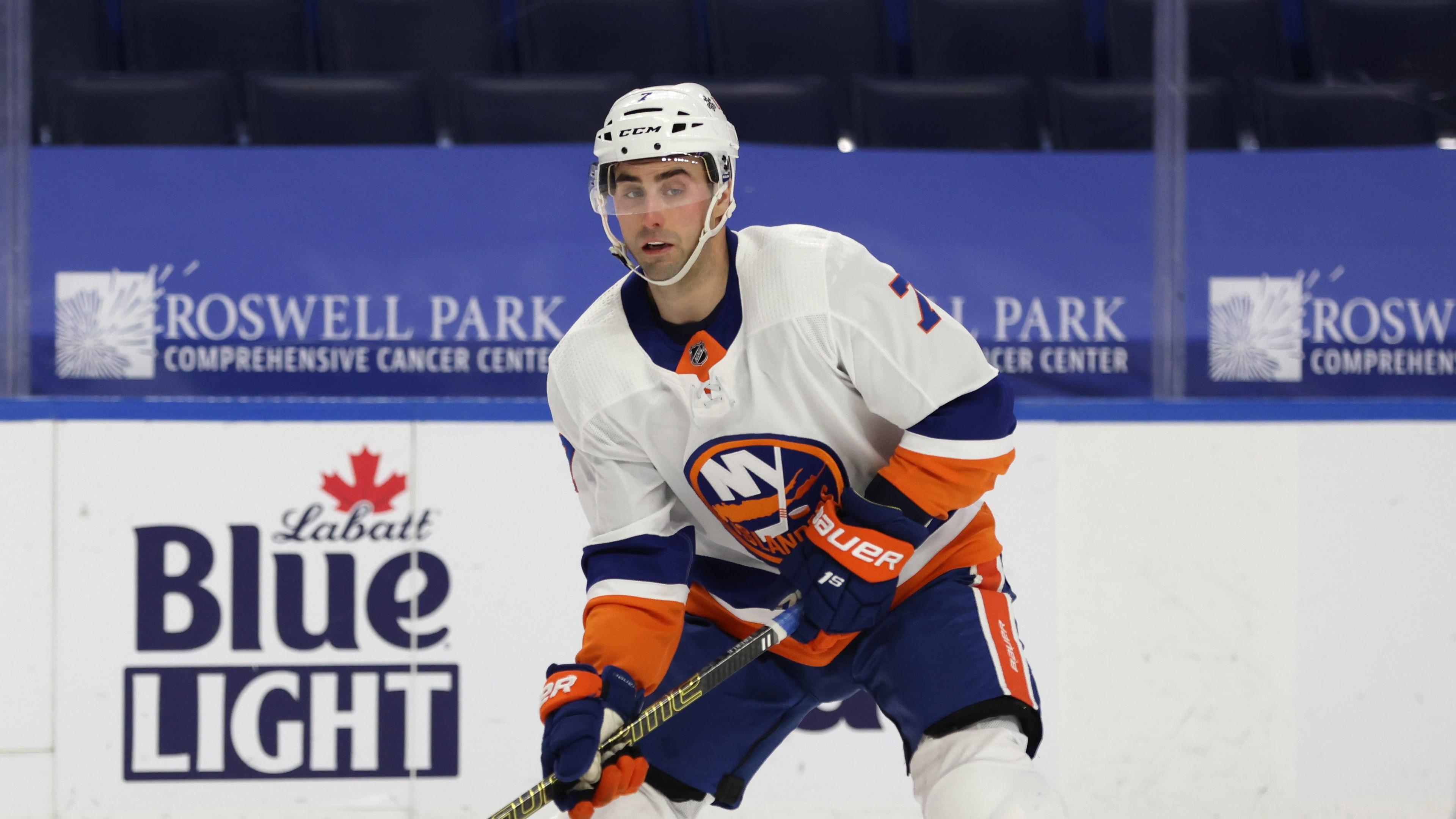 New York Islanders right wing Jordan Eberle (7) controls the puck against the Buffalo Sabres during the third period at KeyBank Center. / Timothy T. Ludwig-USA TODAY Sports