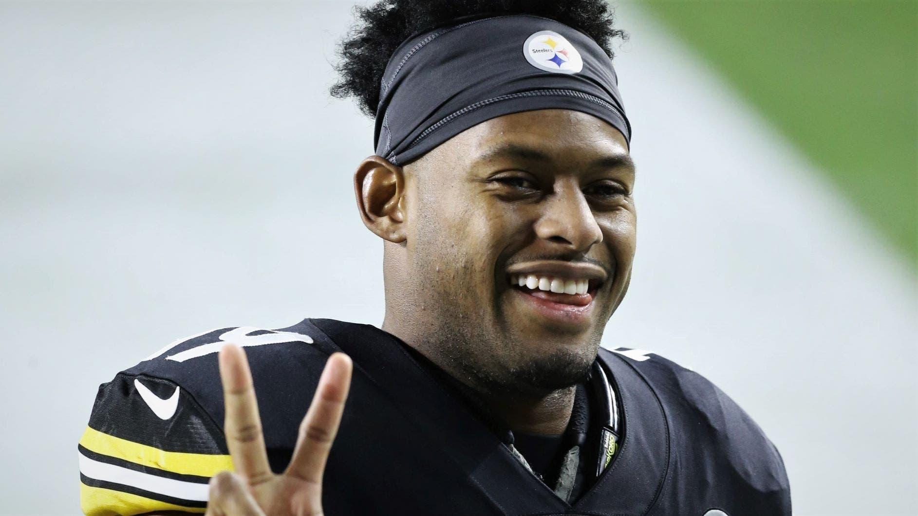 Jan 10, 2021; Pittsburgh, PA, USA; Pittsburgh Steelers wide receiver JuJu Smith-Schuster (19) in the first half of an AFC Wild Card playoff game against the Cleveland Browns at Heinz Field. Mandatory Credit: Charles LeClaire-USA TODAY Sports / © Charles LeClaire-USA TODAY Sports