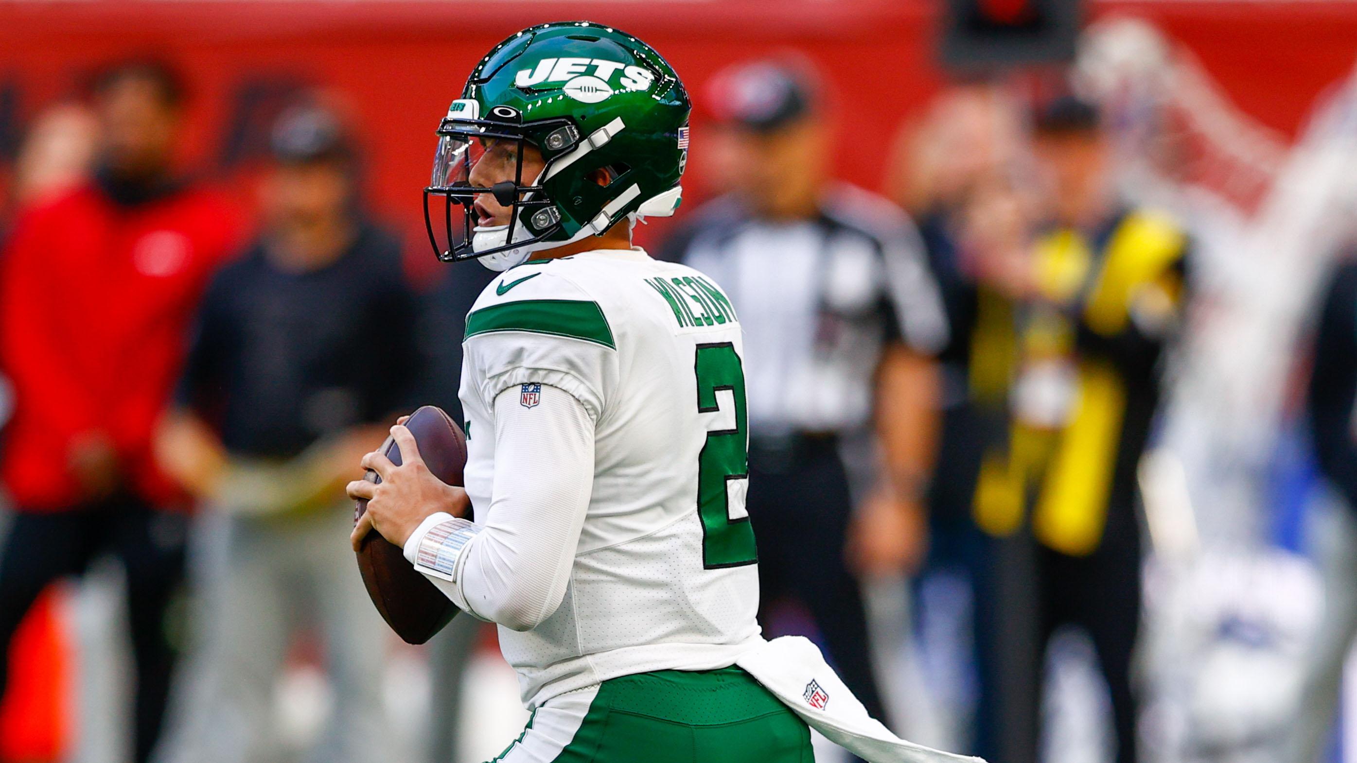 New York Jets quarterback Zach Wilson (2) drops back to pass in the first half against the Atlanta Falconsat Tottenham Hotspur Stadium.