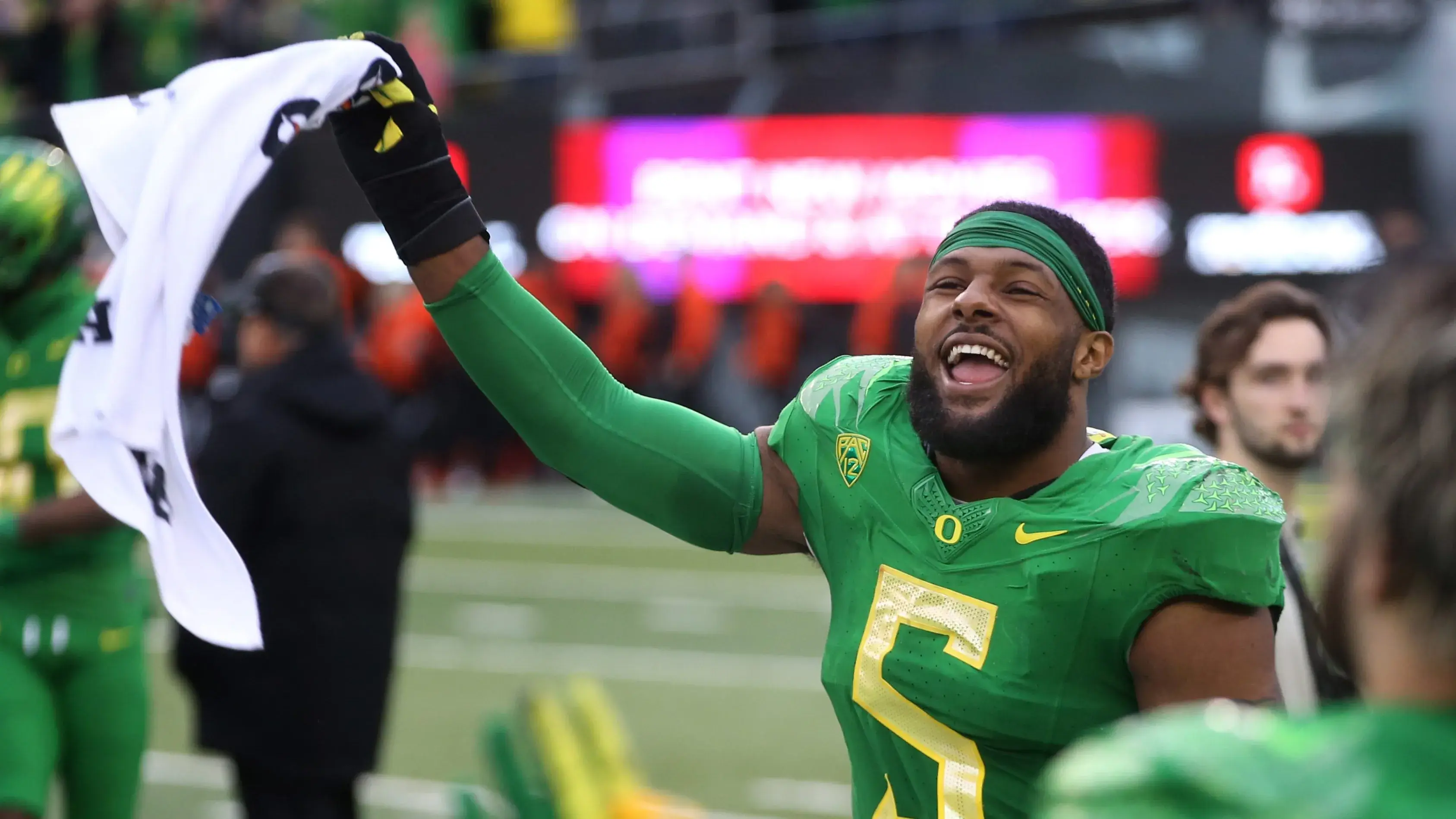 Oregon's Kayvon Thibodeaux dances to \"Shout\" during a break in the second half against Oregon State. Eug 111427 Uofb 21 / Chris Pietsch/The Register-Guard / USA TODAY NETWORK