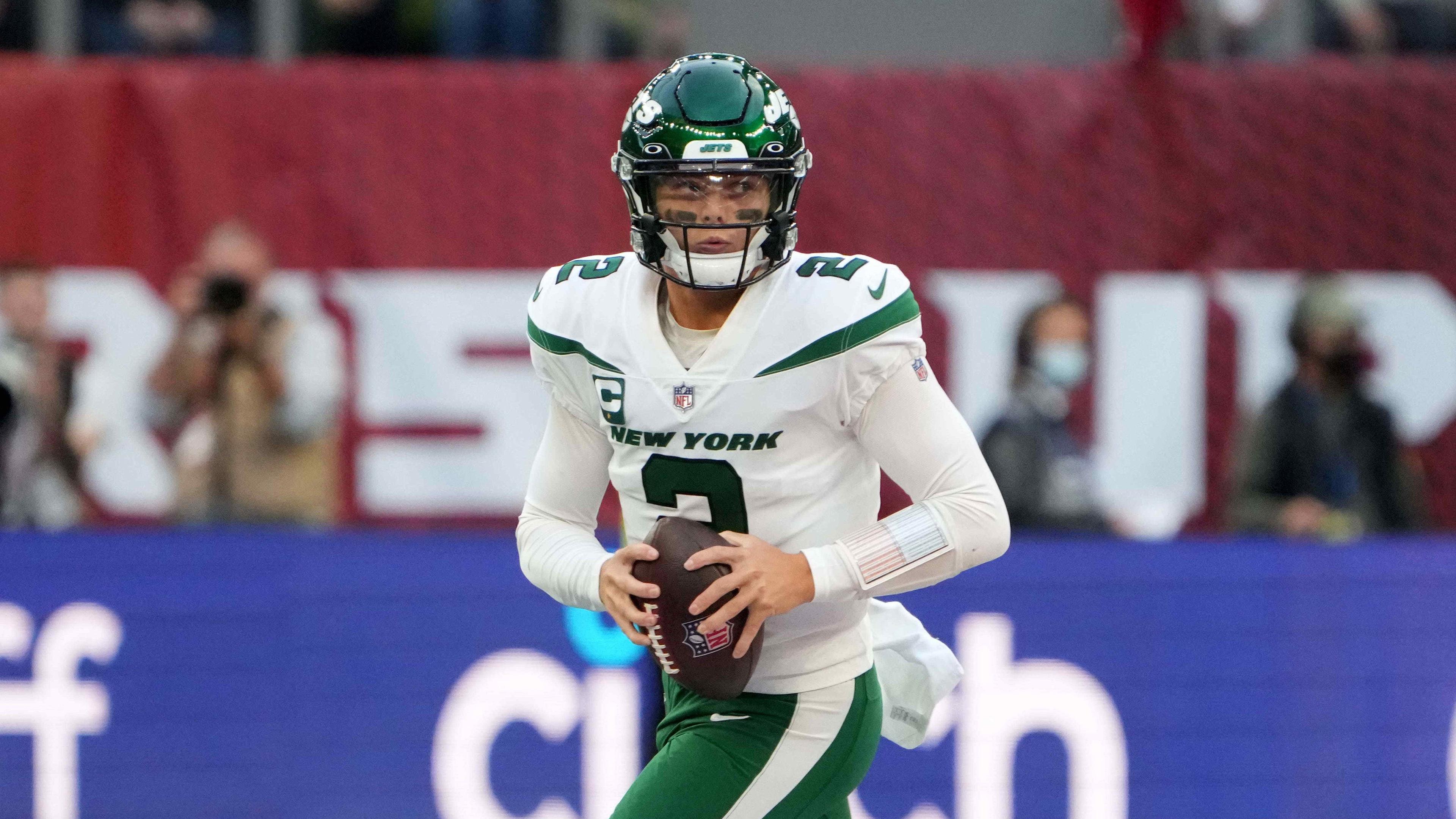 New York Jets quarterback Zach Wilson (2) throws the ball in the fourth quarter against the Atlanta Falcons during an NFL International Series Game at Tottenham Hotspur Stadium / Kirby Lee-USA TODAY Sports