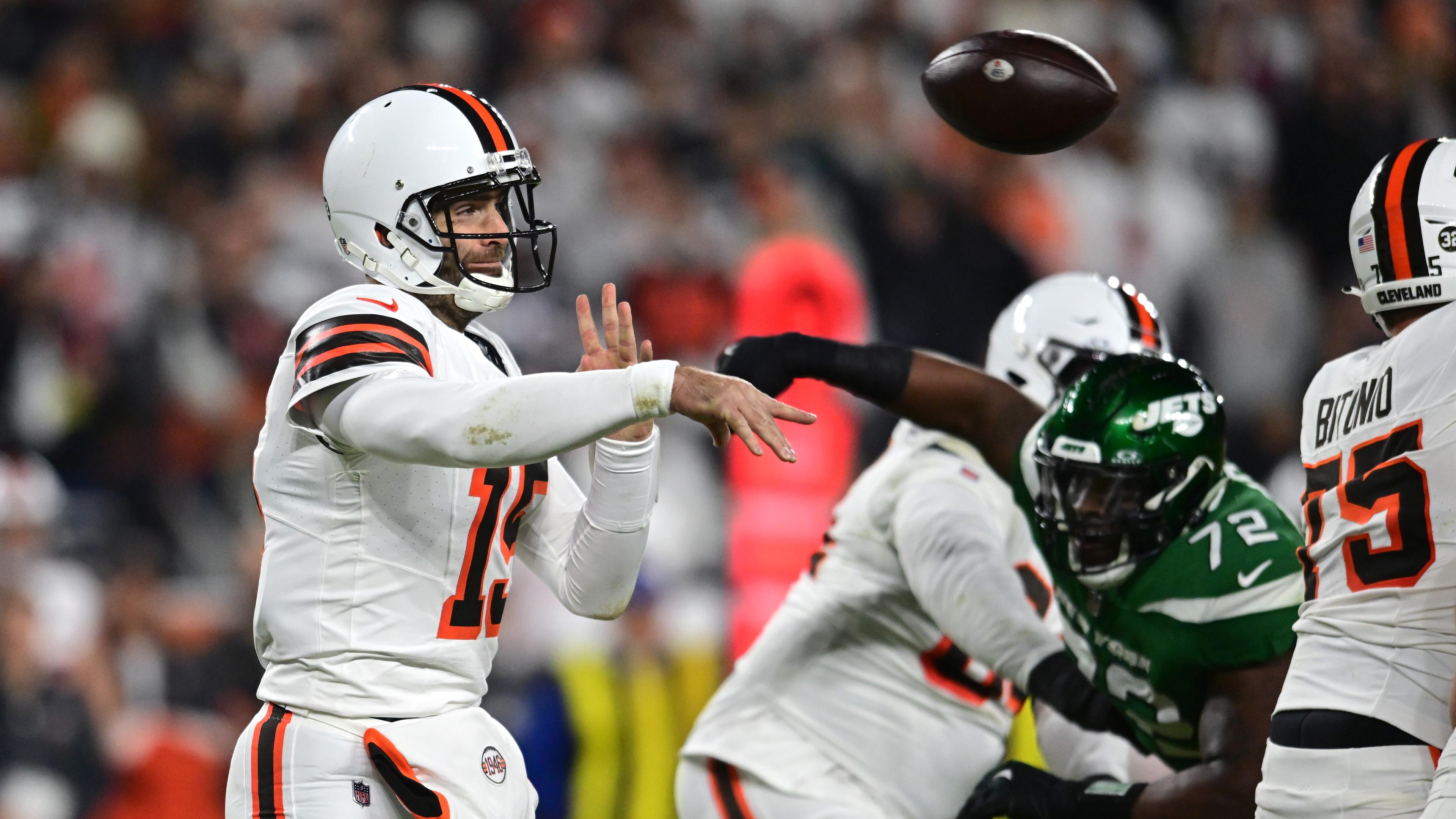 Dec 28, 2023; Cleveland, Ohio, USA; Cleveland Browns quarterback Joe Flacco (15) throws a pass against the New York Jets during the first half at Cleveland Browns Stadium. Mandatory Credit: Ken Blaze-USA TODAY Sports