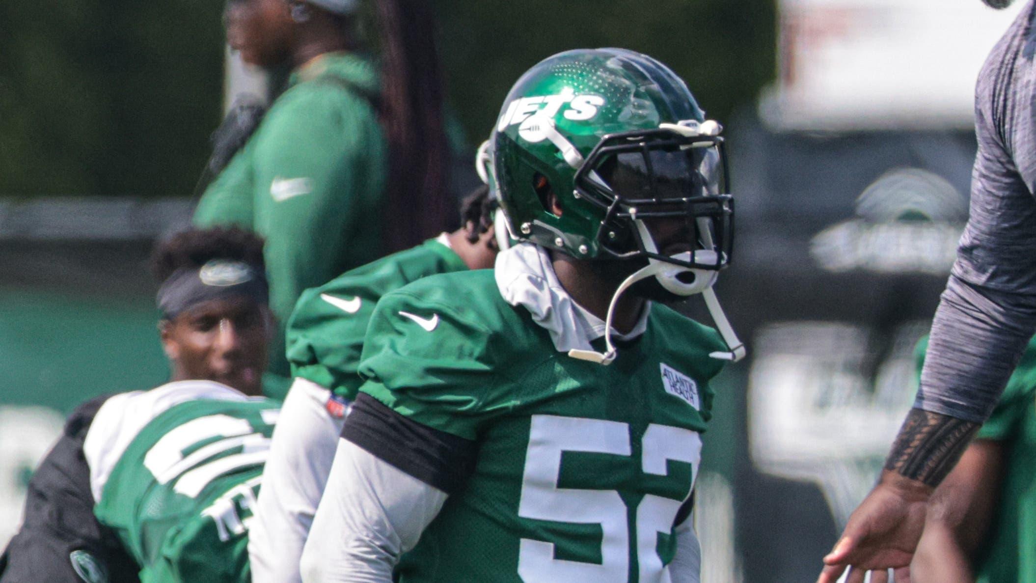 New York Jets middle linebacker Jarrad Davis (52) talks with defensive coordinator Jeff Ulbrich during training camp at Atlantic Health Jets Training Center. / Vincent Carchietta-USA TODAY Sports