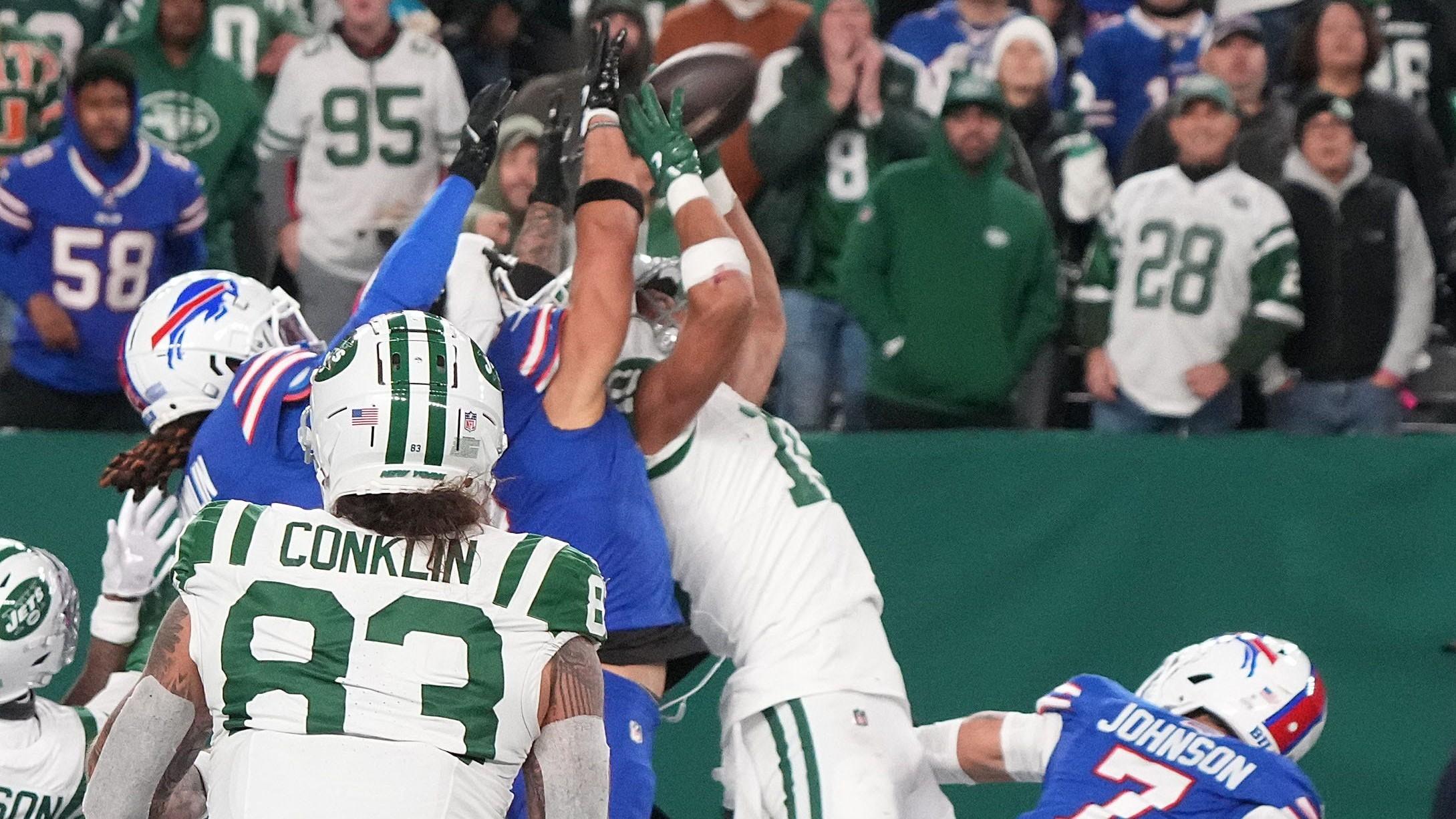 Jets wide receiver Allen Lazard catches this Hail Mary pass for a touchdown in the first half against the Buffalo Bills at MetLife Stadium.