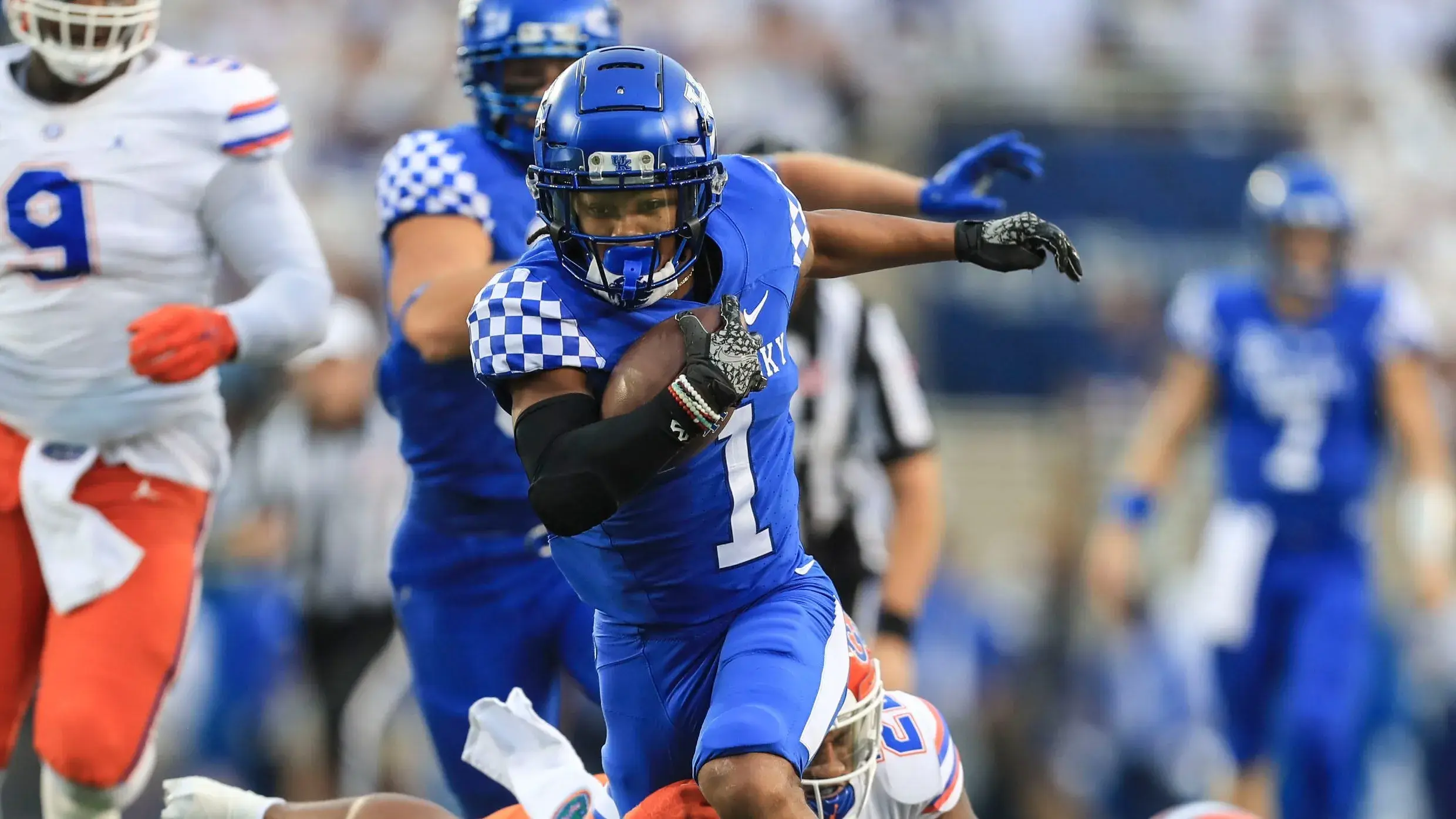 Kentucky's Wan'Dale Robinson runs for UK's first and only touchdown in the first half against Florida Saturday night at Kroger Field in Lexington. Oct. 2, 2021 Kentucky Vs Florida October 2021 / © Matt Stone/Courier Journal / USA TODAY NETWORK