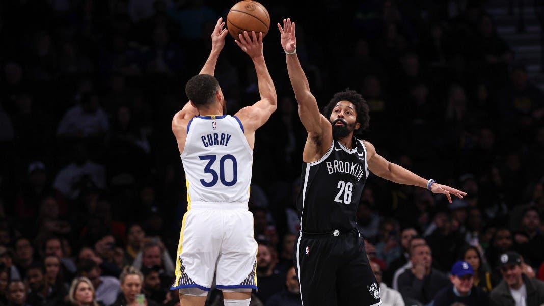 Golden State Warriors guard Stephen Curry (30) shoots the ball as Brooklyn Nets guard Spencer Dinwiddie (26) defends during the first quarter against the Brooklyn Nets at Barclays Center. / Vincent Carchietta-USA TODAY Sports