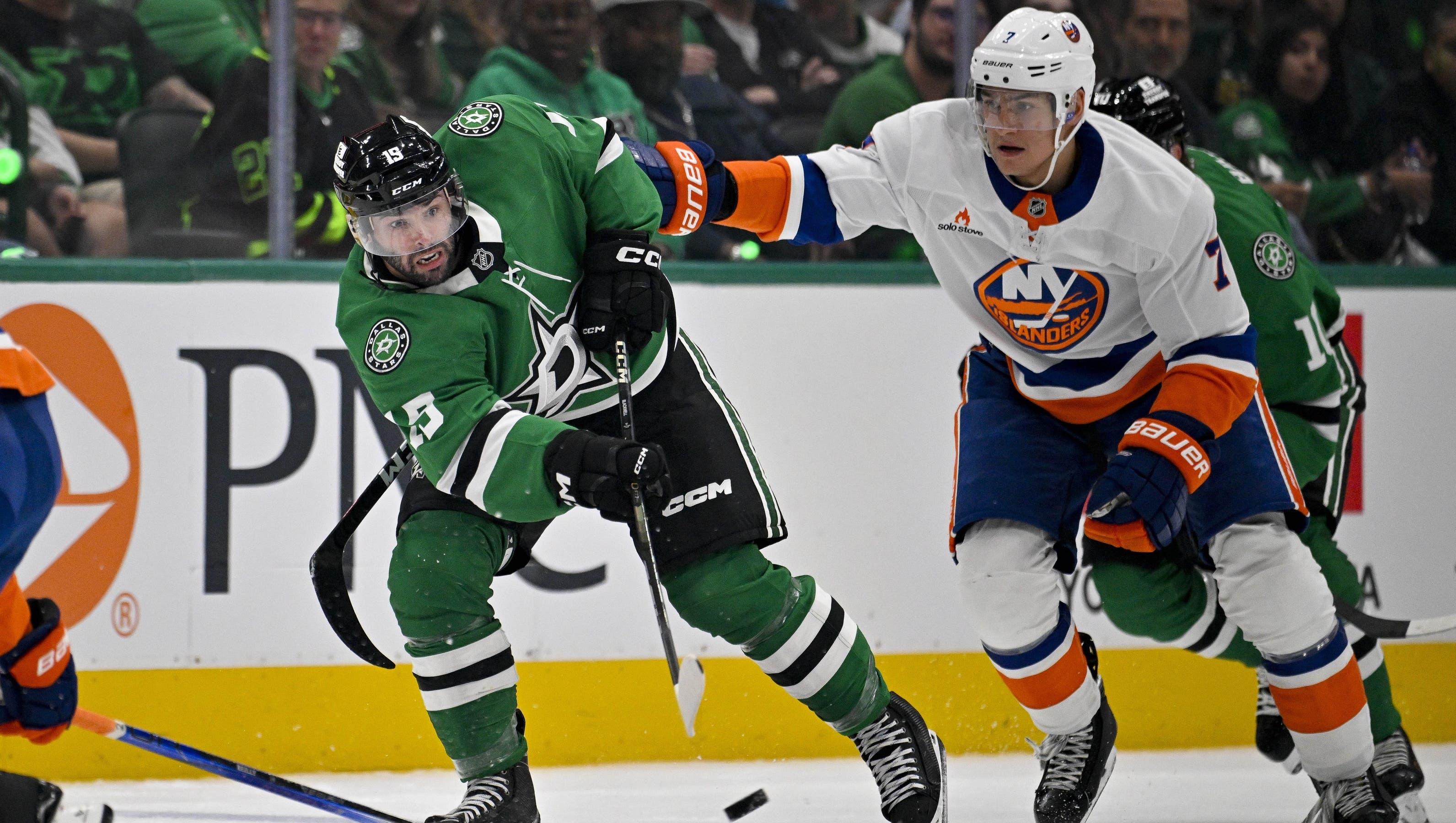 Dallas Stars center Colin Blackwell (15) passes the puck in front of New York Islanders right wing Maxim Tsyplakov (7) during the second period at the American Airlines Center. / Jerome Miron-Imagn Images