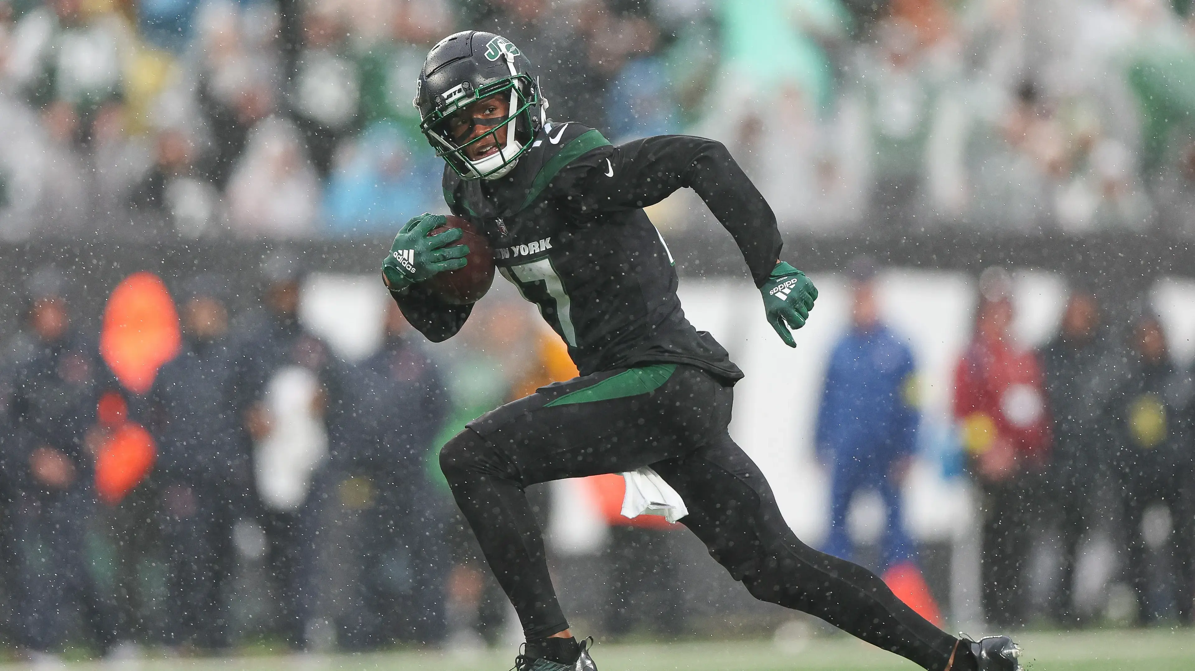 Nov 27, 2022; East Rutherford, New Jersey, USA; New York Jets wide receiver Garrett Wilson (17) scores on a touchdown reception during the first half against the Chicago Bears at MetLife Stadium. Mandatory Credit: Vincent Carchietta-USA TODAY Sports / © Vincent Carchietta-USA TODAY Sports