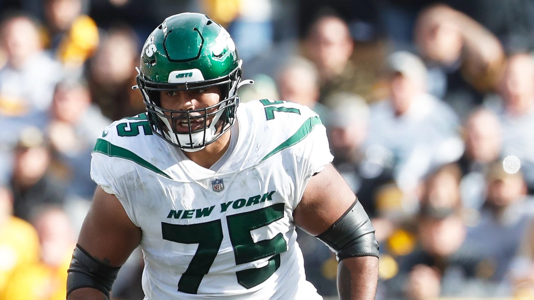 New York Jets guard Alijah Vera-Tucker (75) blocks at the line of scrimmage against the Pittsburgh Steelers during the fourth quarter.