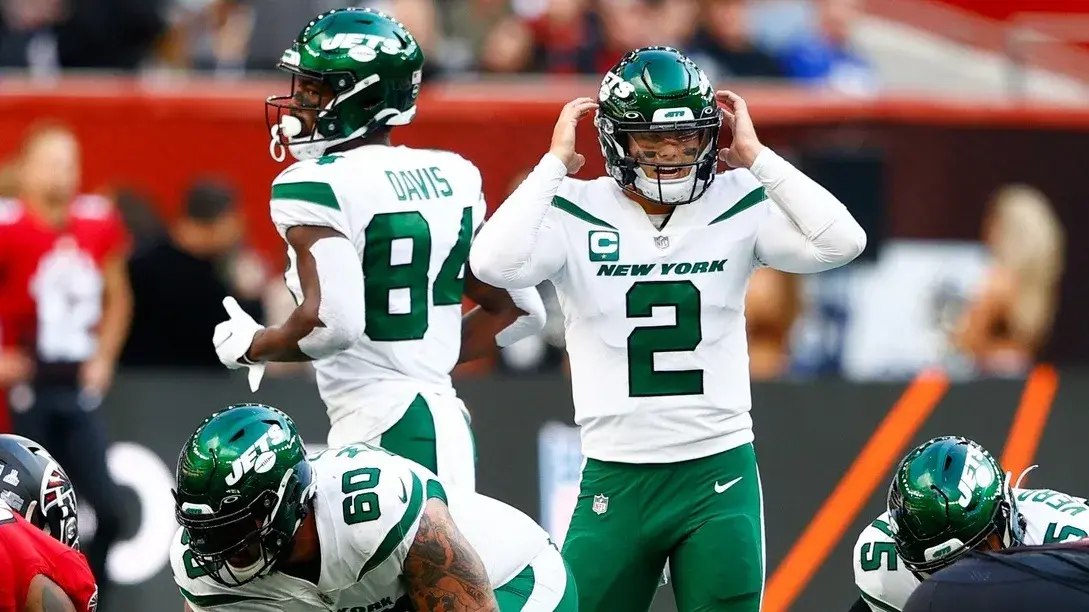 Oct 10, 2021; London, England, United Kingdom; New York Jets quarterback Zach Wilson (2) calls a play at the line of scrimmage in the first half against the Atlanta Falcons at Tottenham Hotspur Stadium. / Nathan Ray Seebeck-USA TODAY Sports